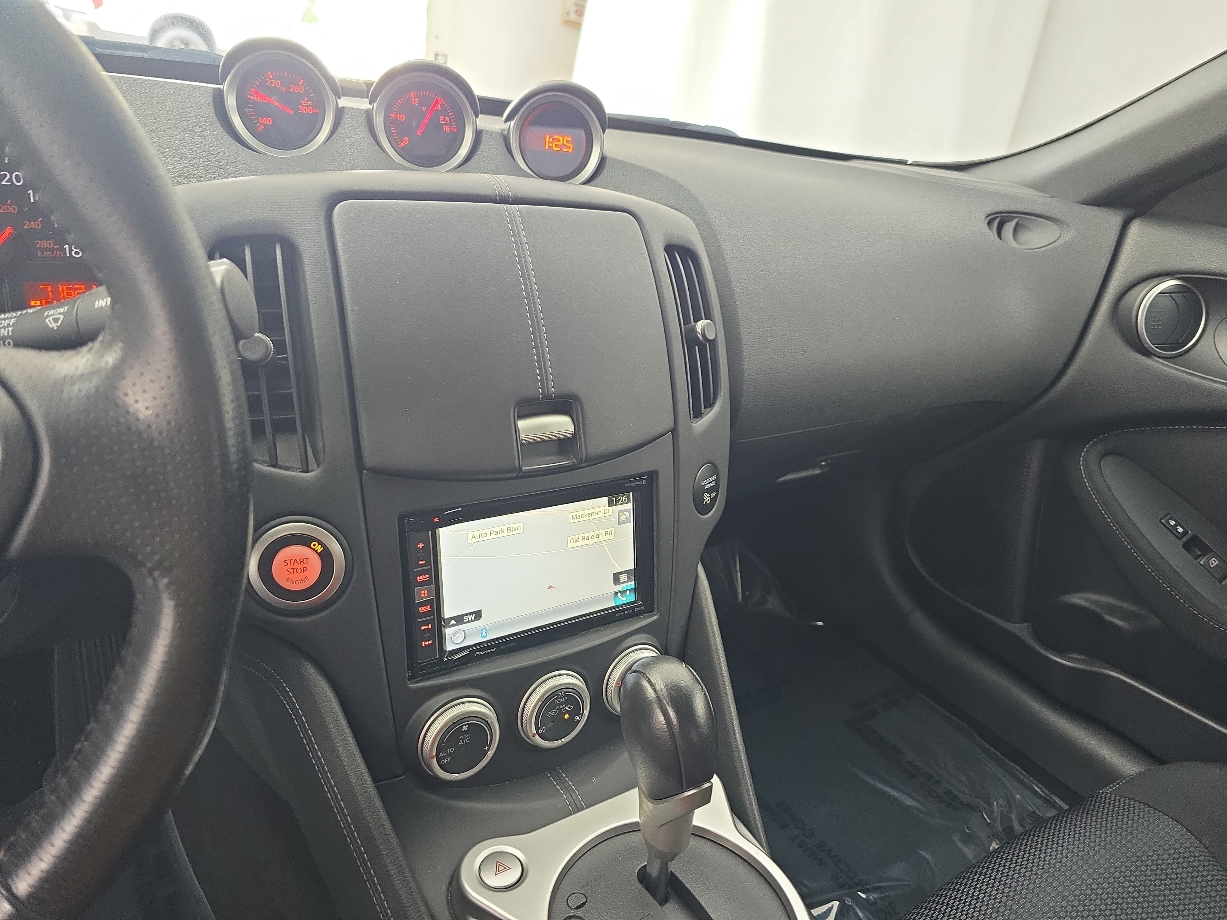 Used 2016 Nissan 370Z Coupe RWD image 17