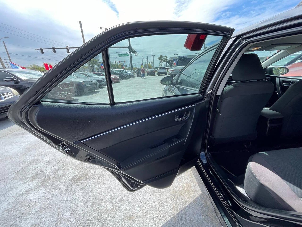 Used 2017 Toyota Corolla LE FWD image 14