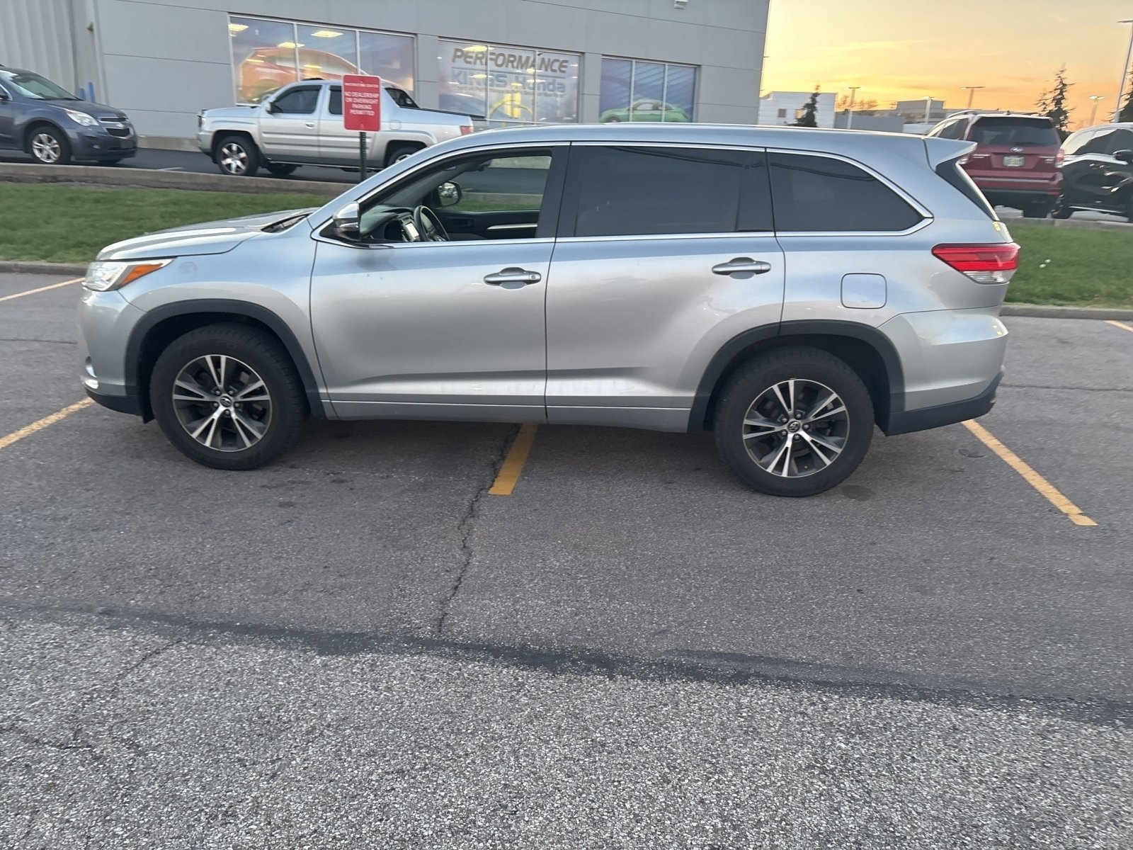 Used 2017 Toyota Highlander LE FWD image 2