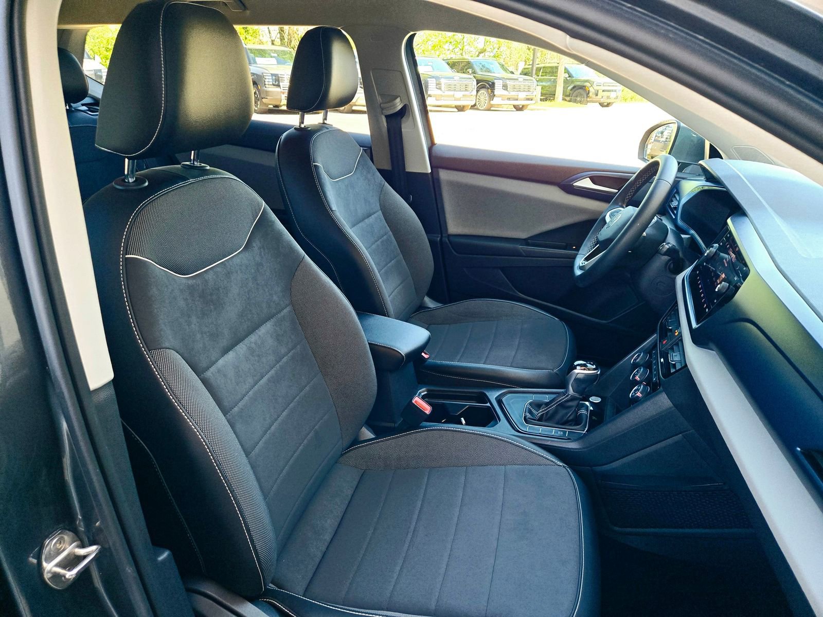 Used 2023 Volkswagen Taos SE w/ Black Wheel Package image 23