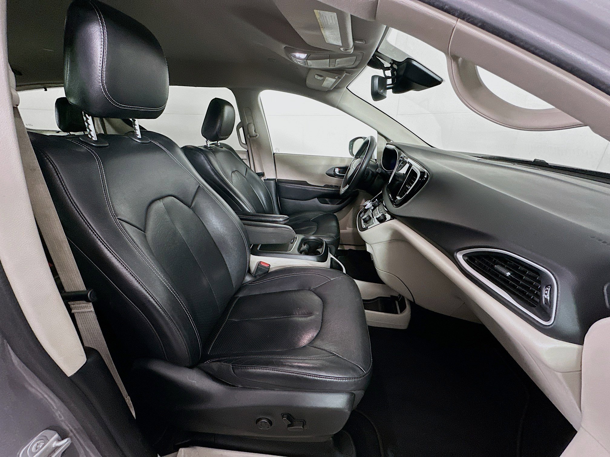 Used 2022 Chrysler Pacifica Touring-L w/ Uconnect Theater Family Group image 31