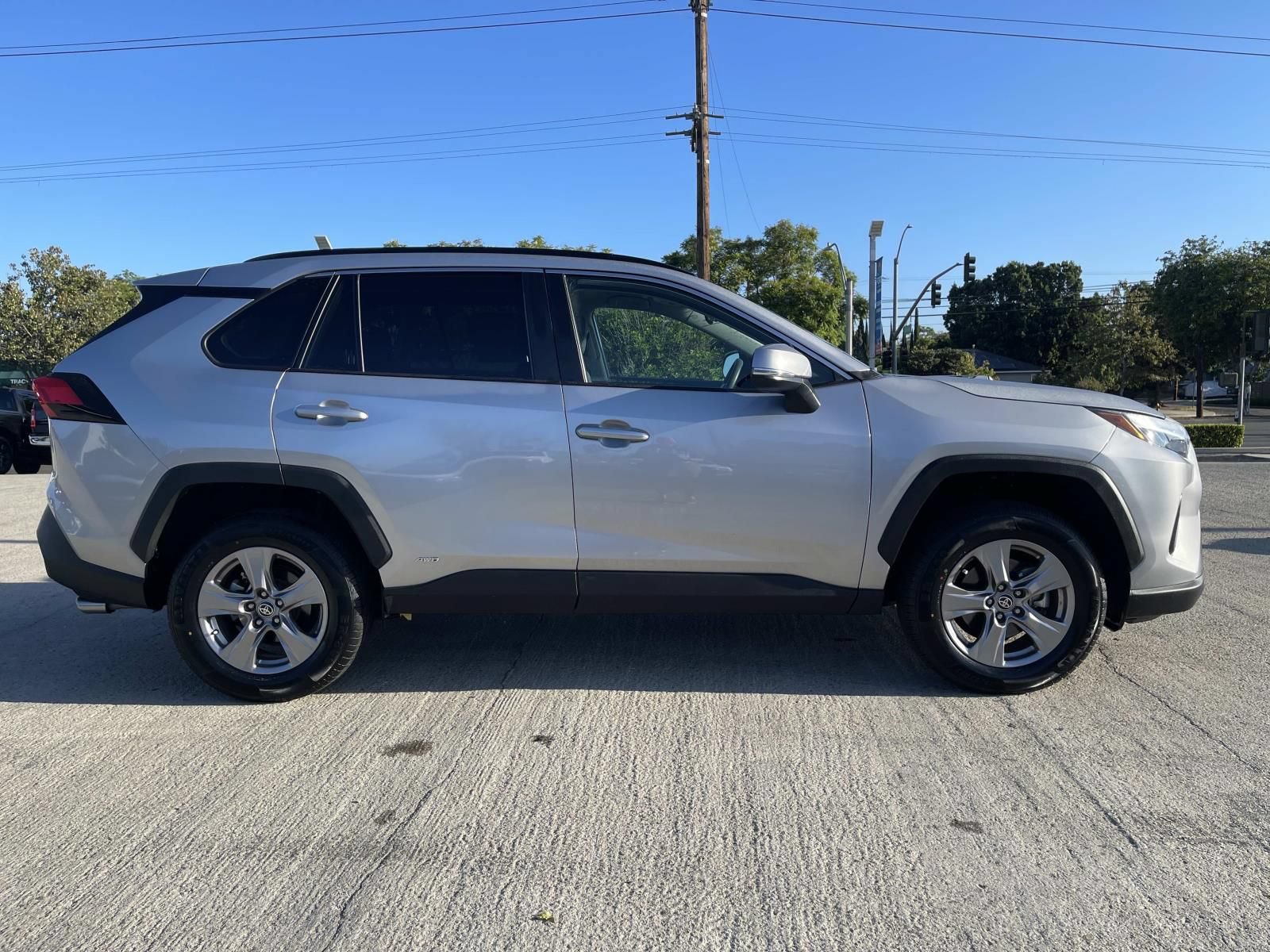 Used 2025 Toyota RAV4 XLE AWD/4WD image 2