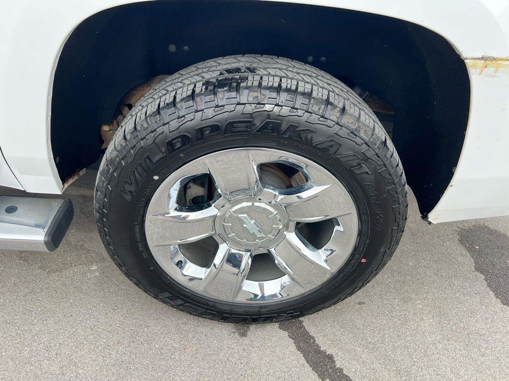 Used 2018 Chevrolet Suburban LT w/ LT Signature Package image 13