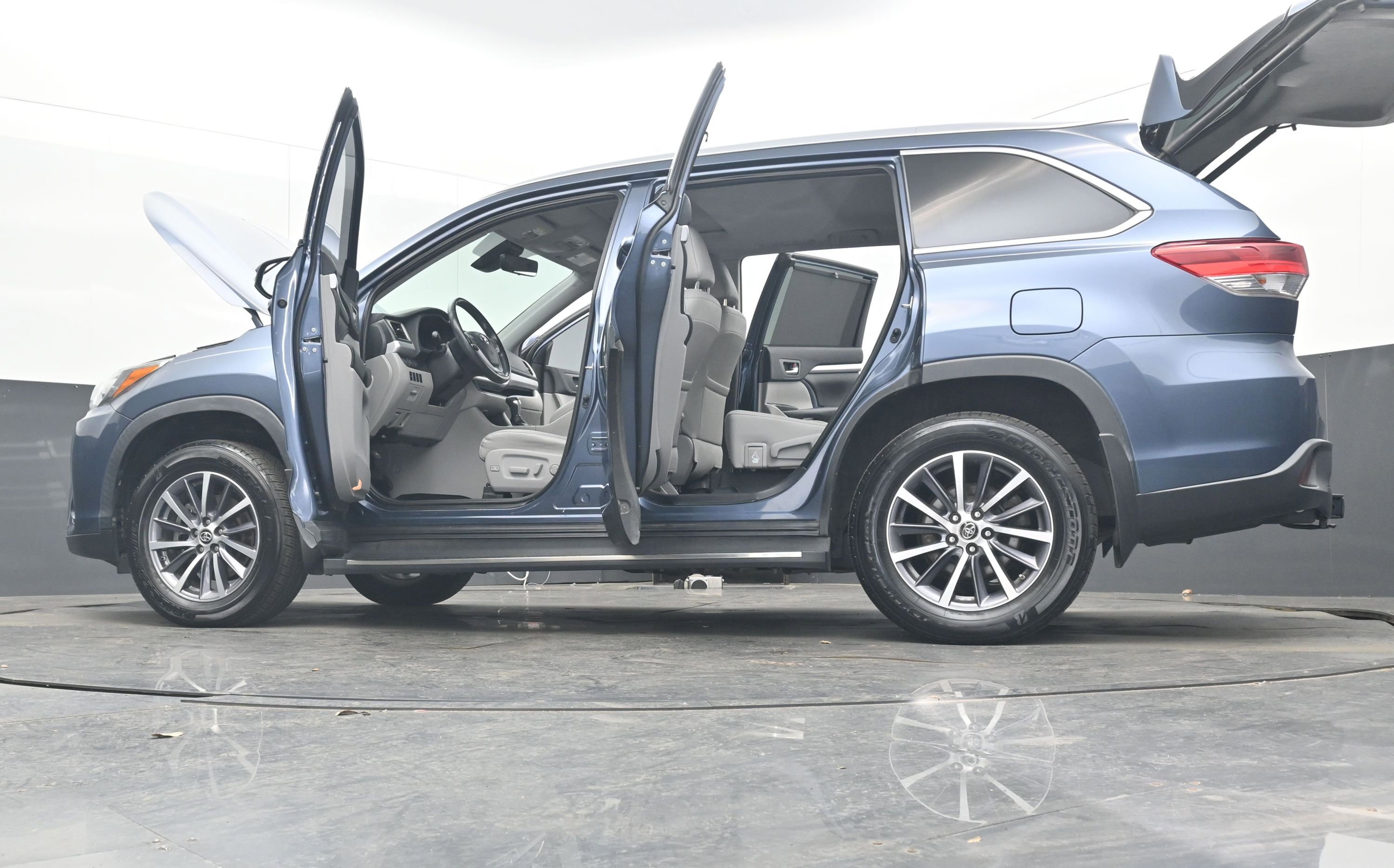 Used 2019 Toyota Highlander XLE image 29