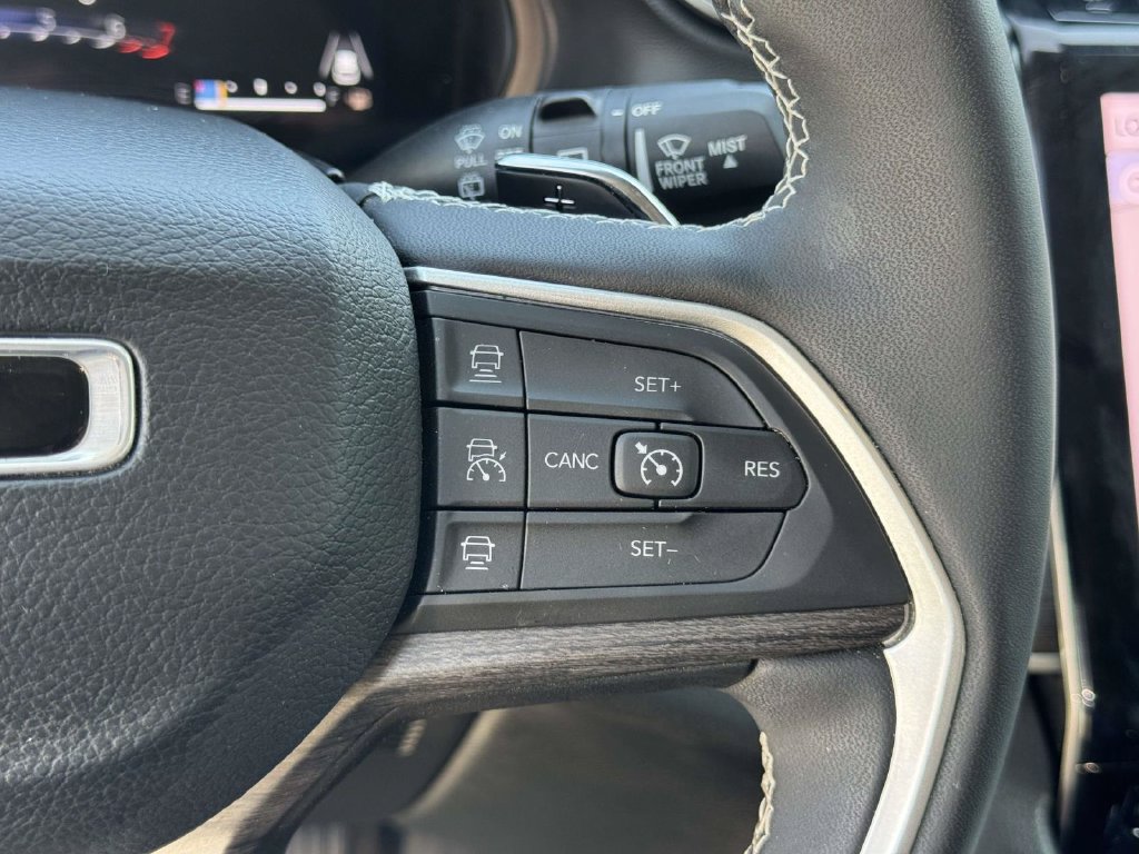 Used 2023 Jeep Grand Cherokee Limited AWD/4WD image 13