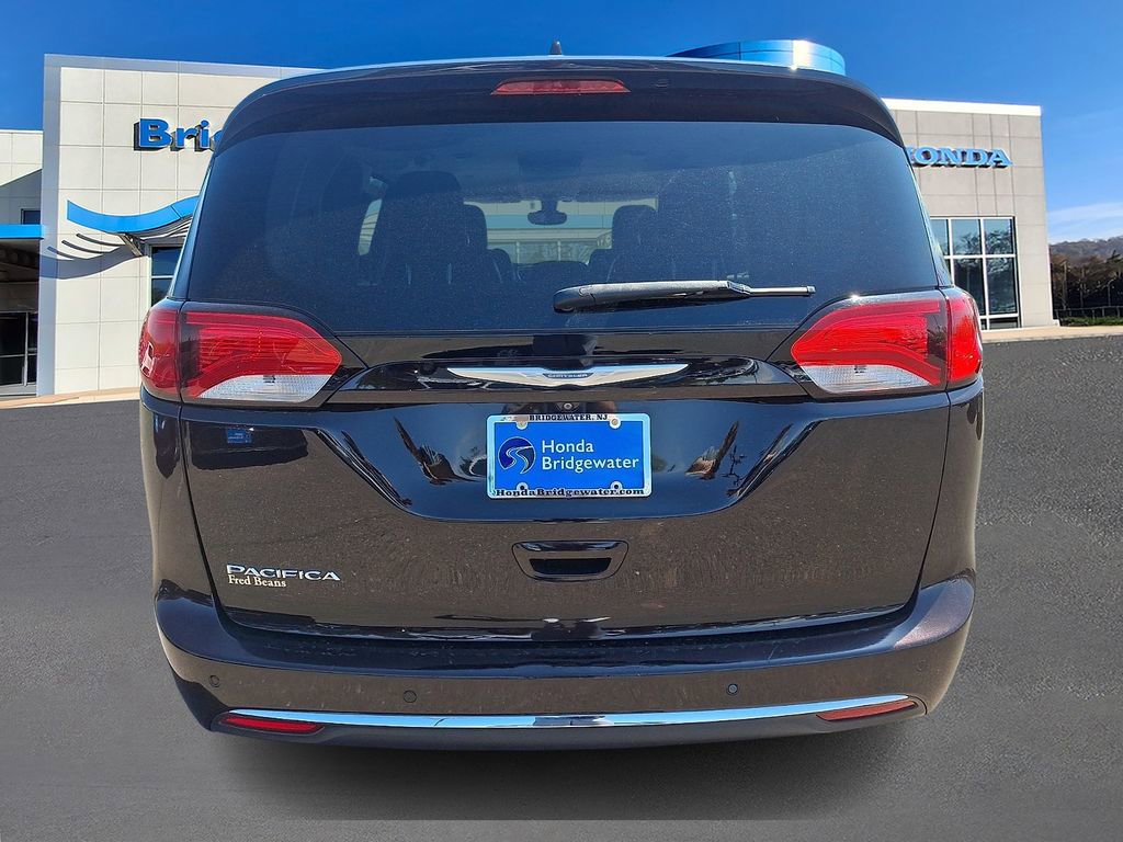 Used 2017 Chrysler Pacifica Touring-L FWD image 5