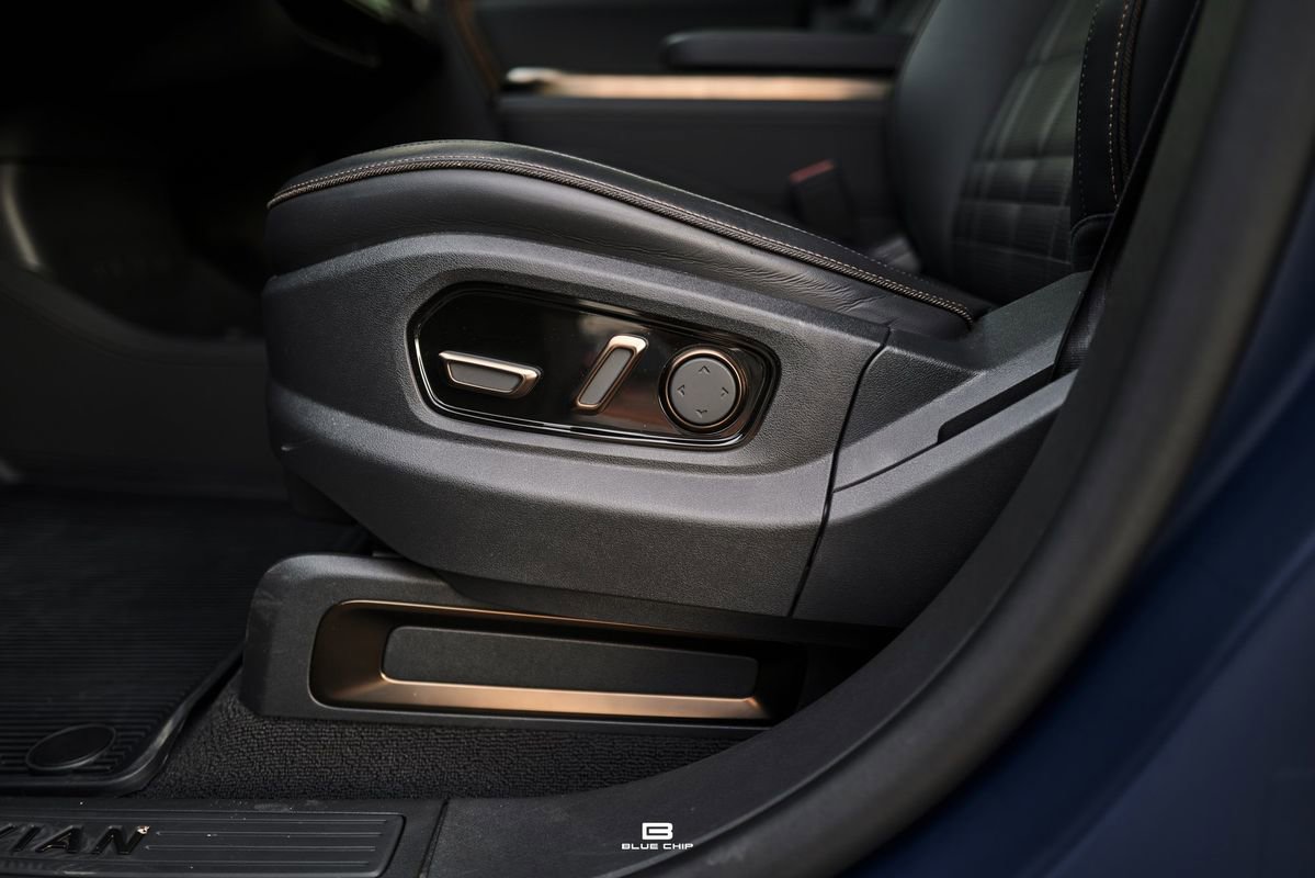 Used 2026 Rivian R1S Premium image 28