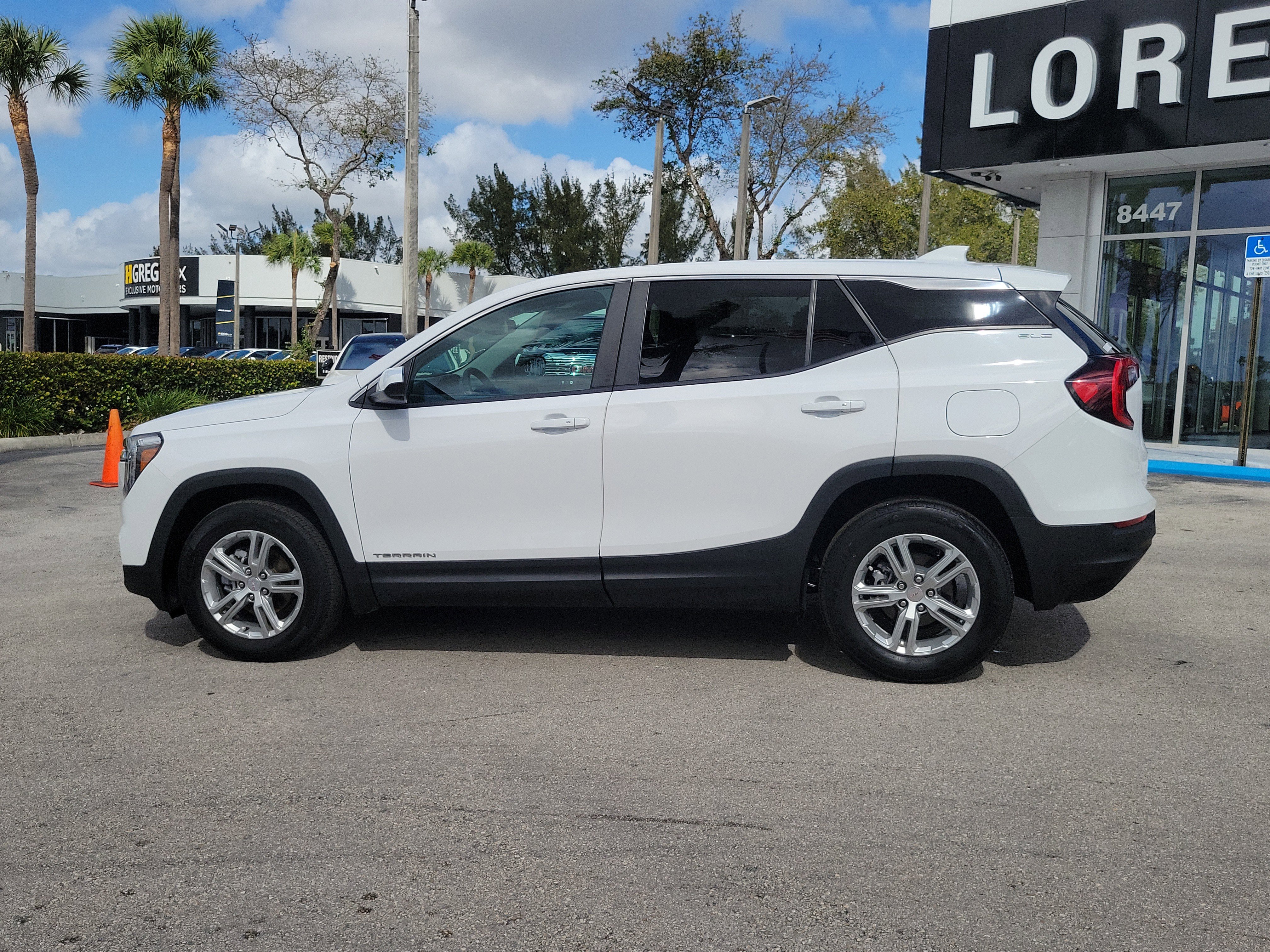 Used 2023 GMC Terrain SLE image 8