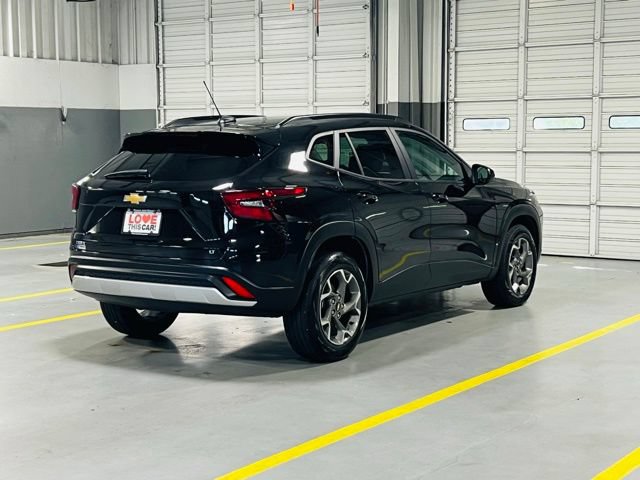 Used 2025 Chevrolet Trax LT w/ LT Convenience Package FWD image 17
