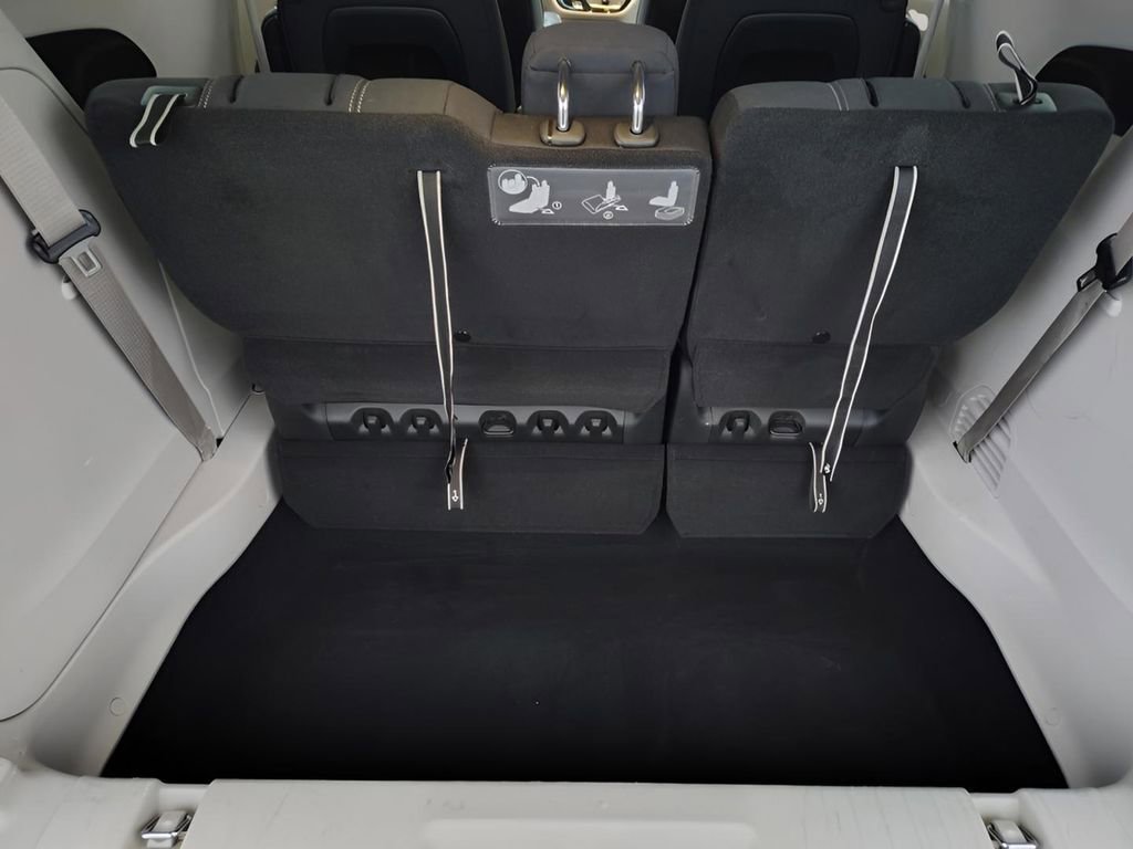 Used 2020 Chrysler Voyager LX FWD image 10