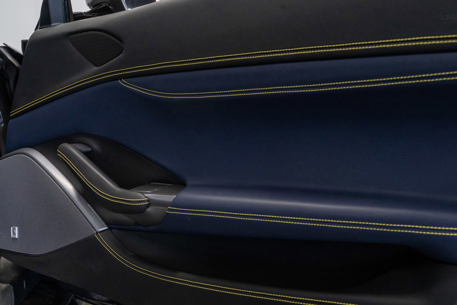 Used 2019 Ferrari Portofino RWD image 13