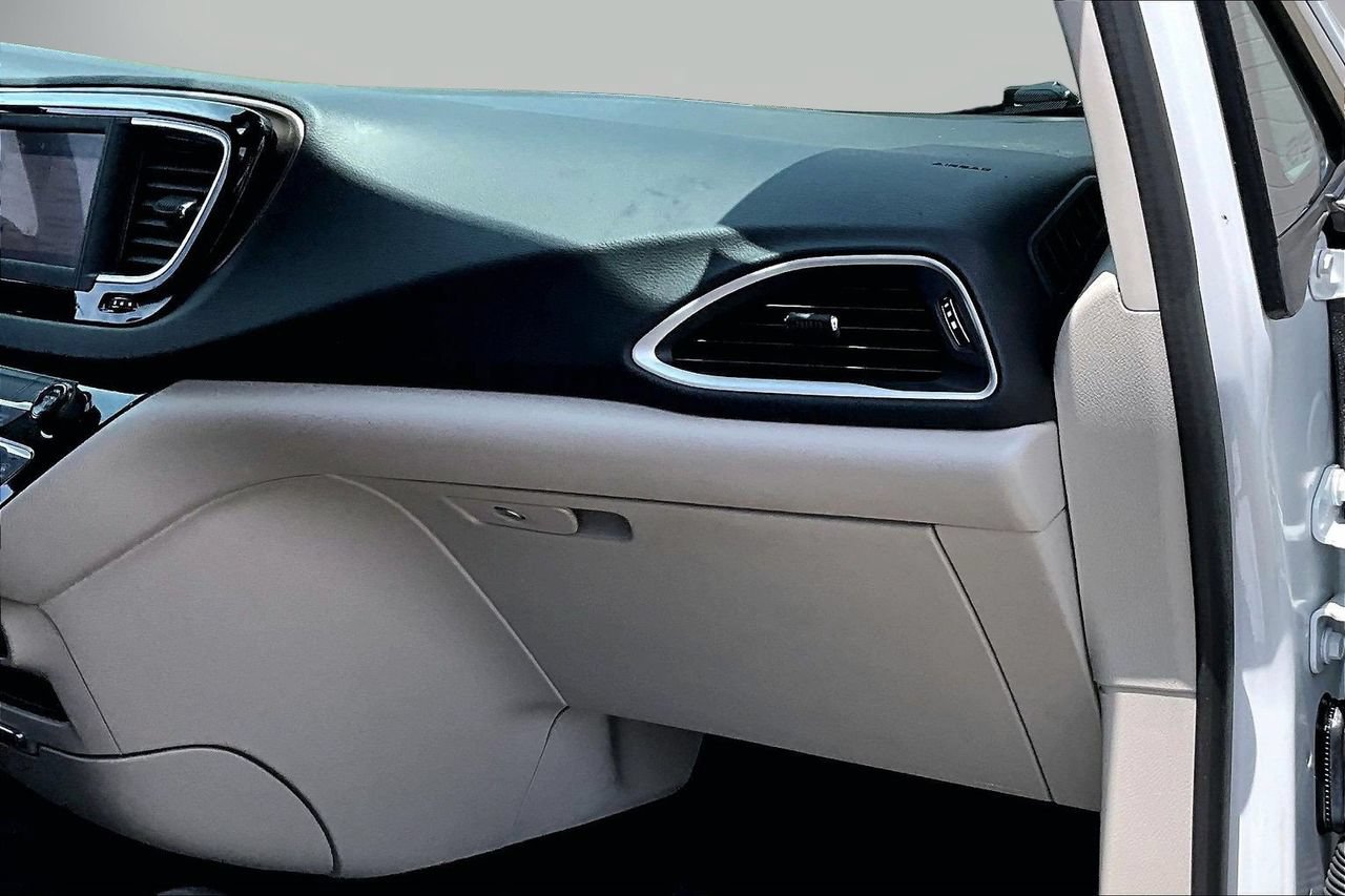 Certified 2023 Chrysler Voyager LX FWD image 18
