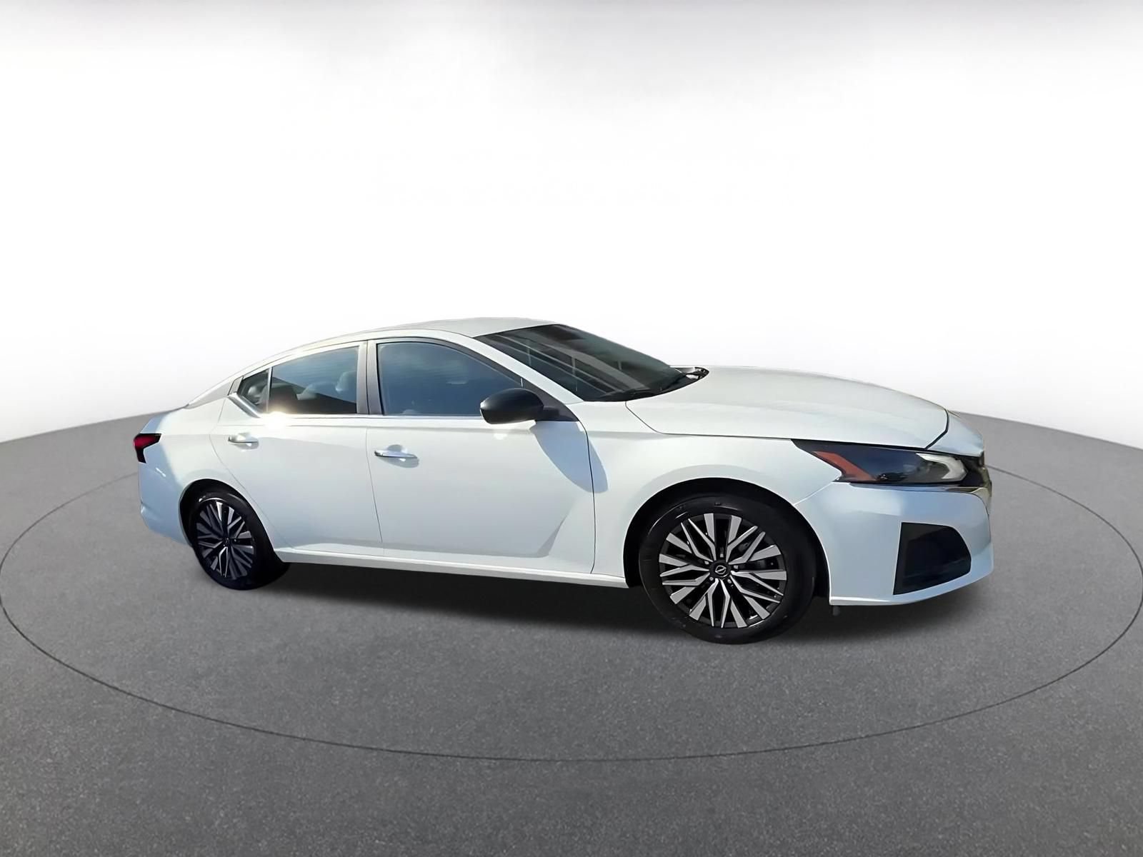 Used 2025 Nissan Altima 2.5 SV FWD image 2