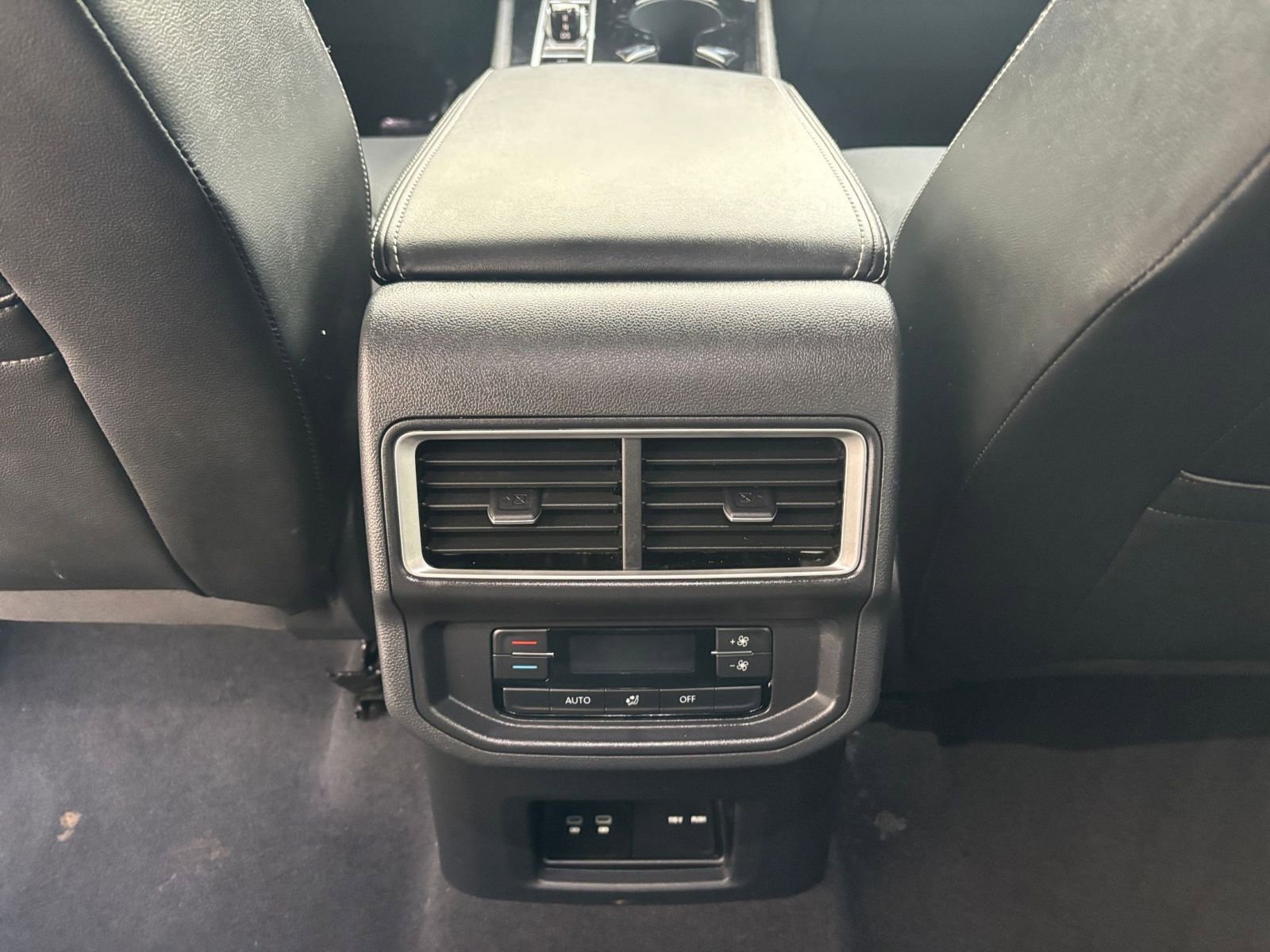 Used 2025 Volkswagen Atlas SE image 25