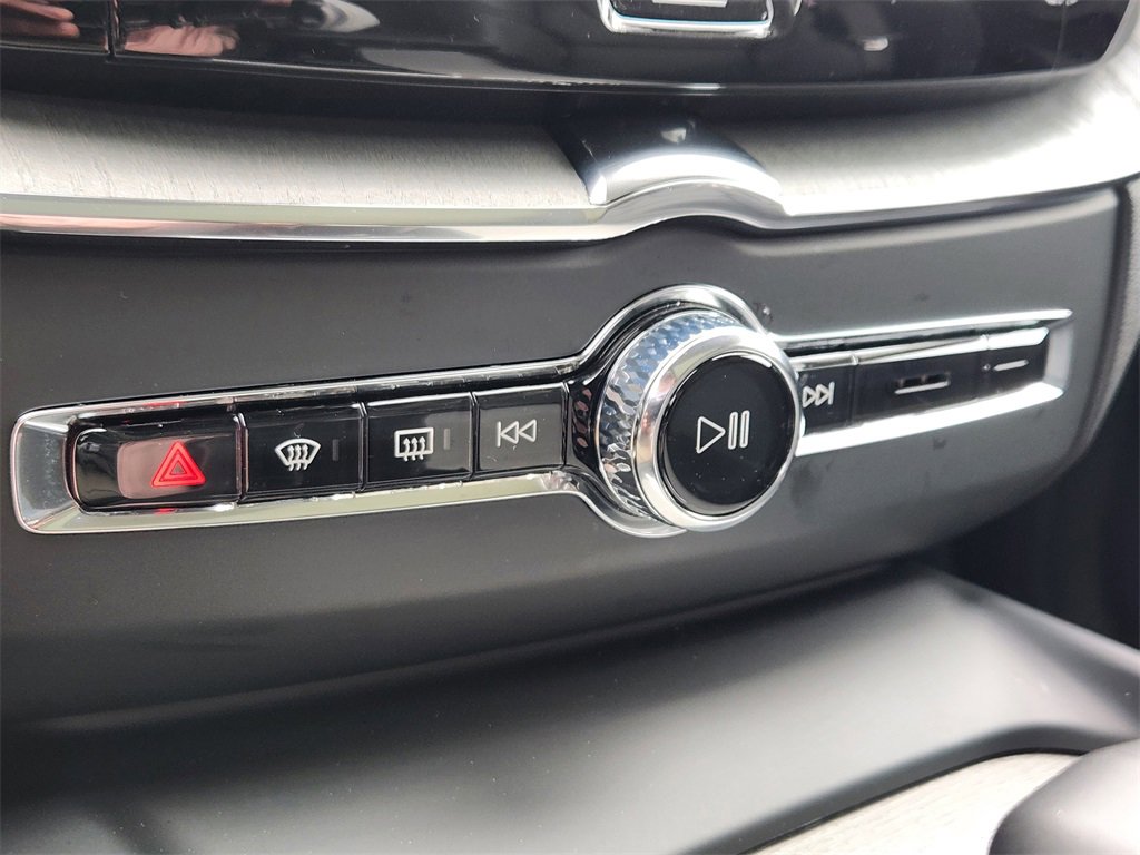 Used 2025 Volvo XC60 B5 Plus image 16
