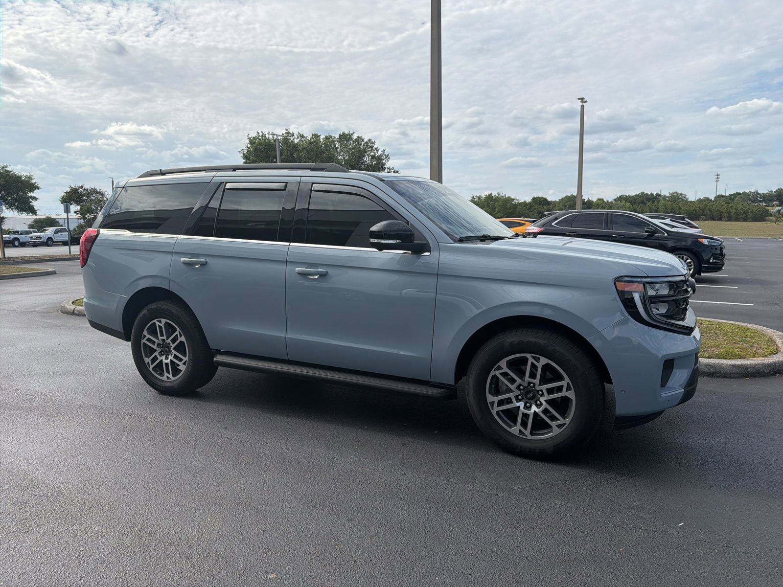 Used 2025 Ford Expedition Active RWD image 2