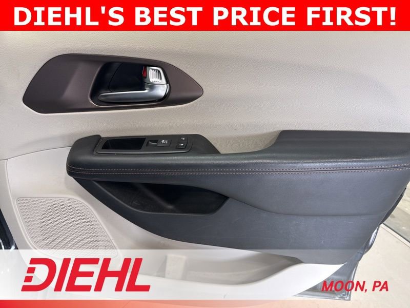 Used 2019 Chrysler Pacifica Touring-L w/ Advanced Safetytec Group FWD image 15