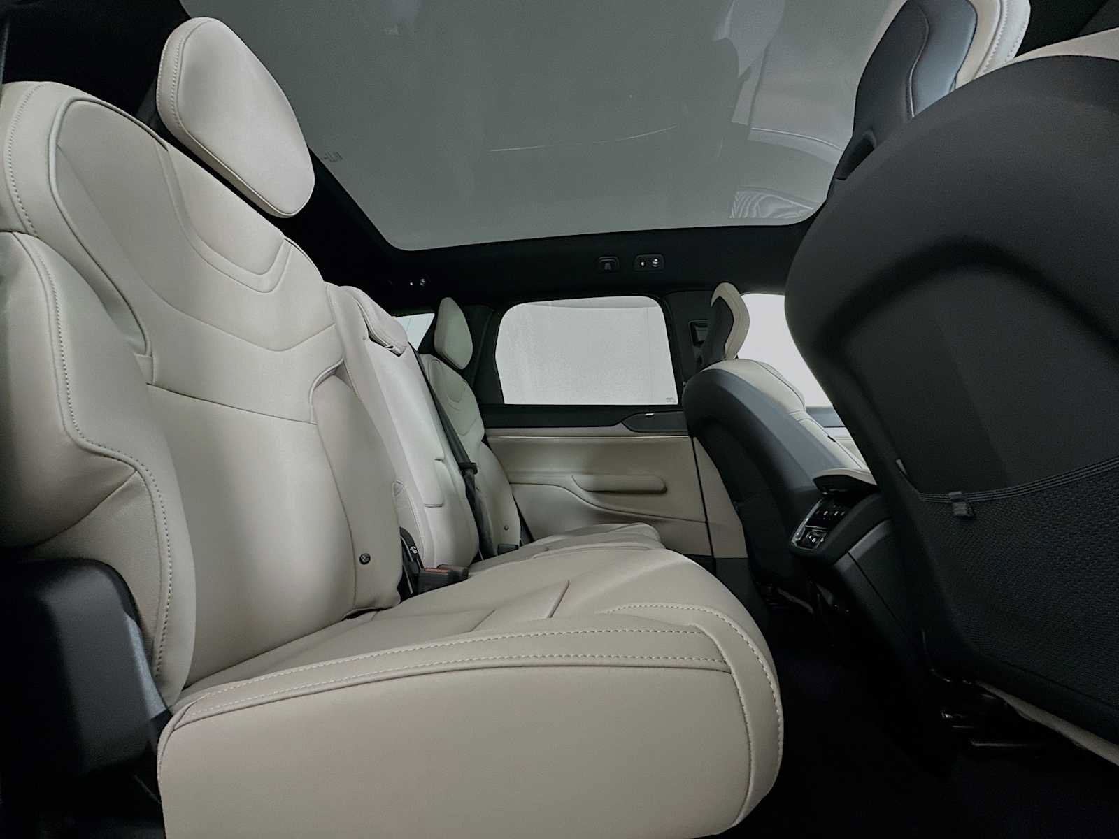 Used 2025 Volvo EX90 Plus image 26