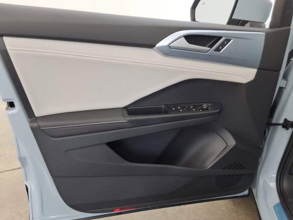 Used 2025 Volkswagen Taos SE image 15