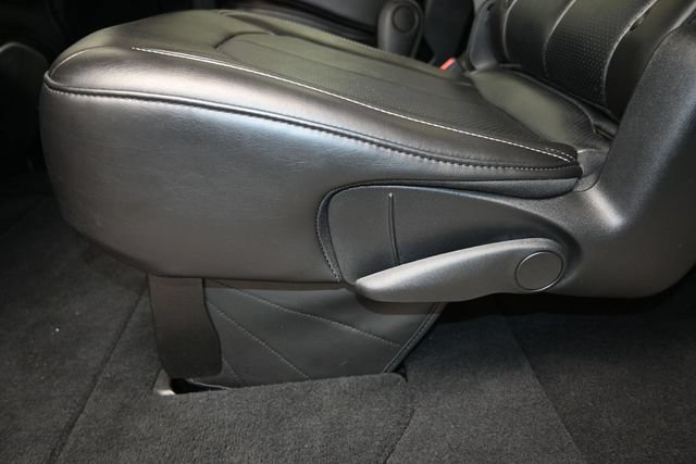 Used 2024 Chrysler Pacifica Touring-L FWD image 10