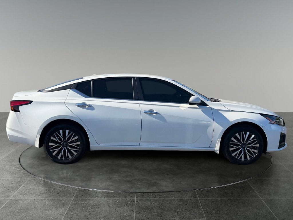 Used 2023 Nissan Altima 2.5 SV AWD/4WD image 11