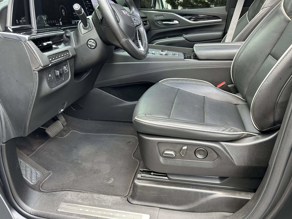 Used 2023 Cadillac Escalade ESV Sport w/ LPO, ONYX Package AWD/4WD image 21