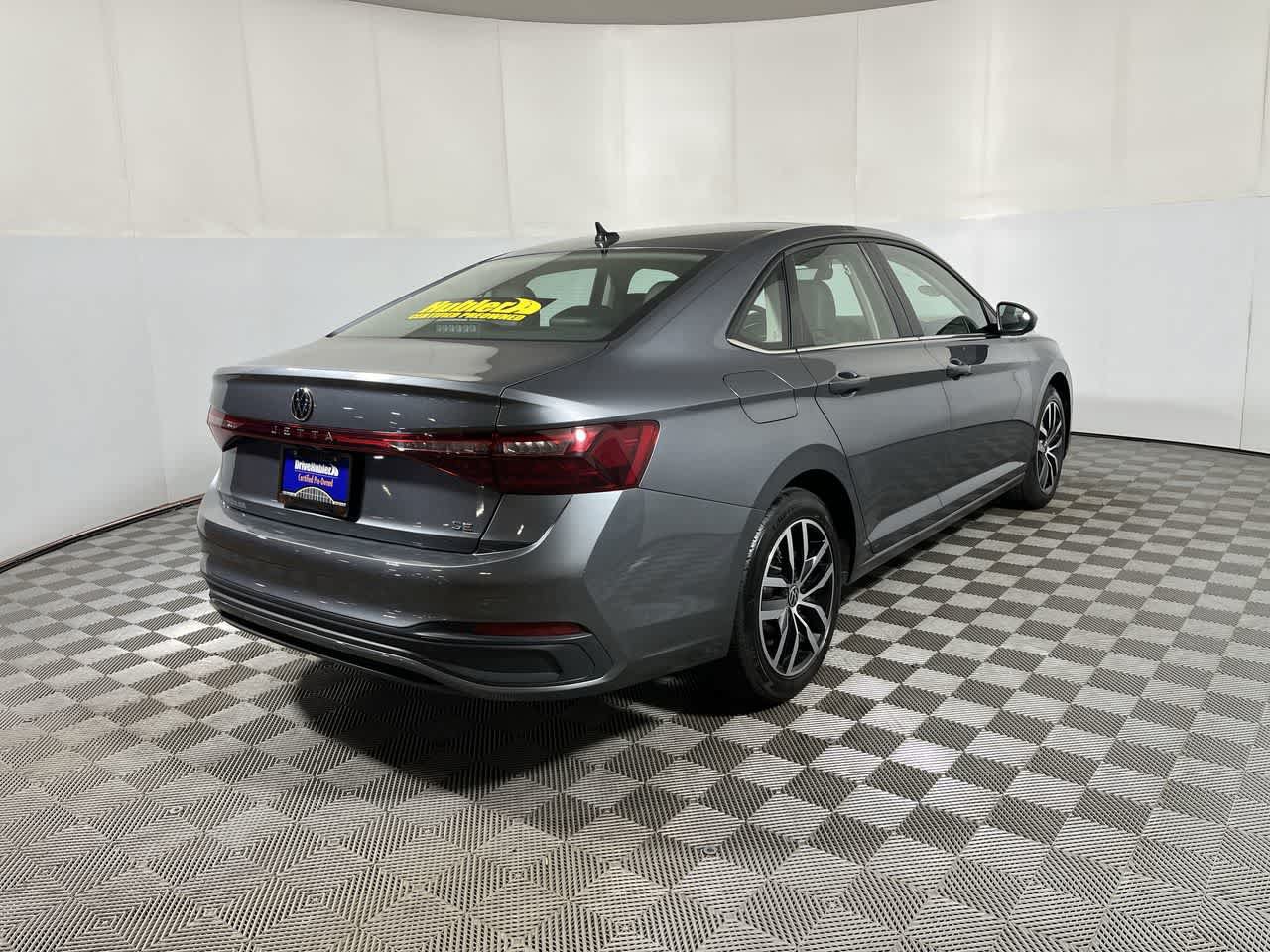 Used 2025 Volkswagen Jetta SE FWD image 8