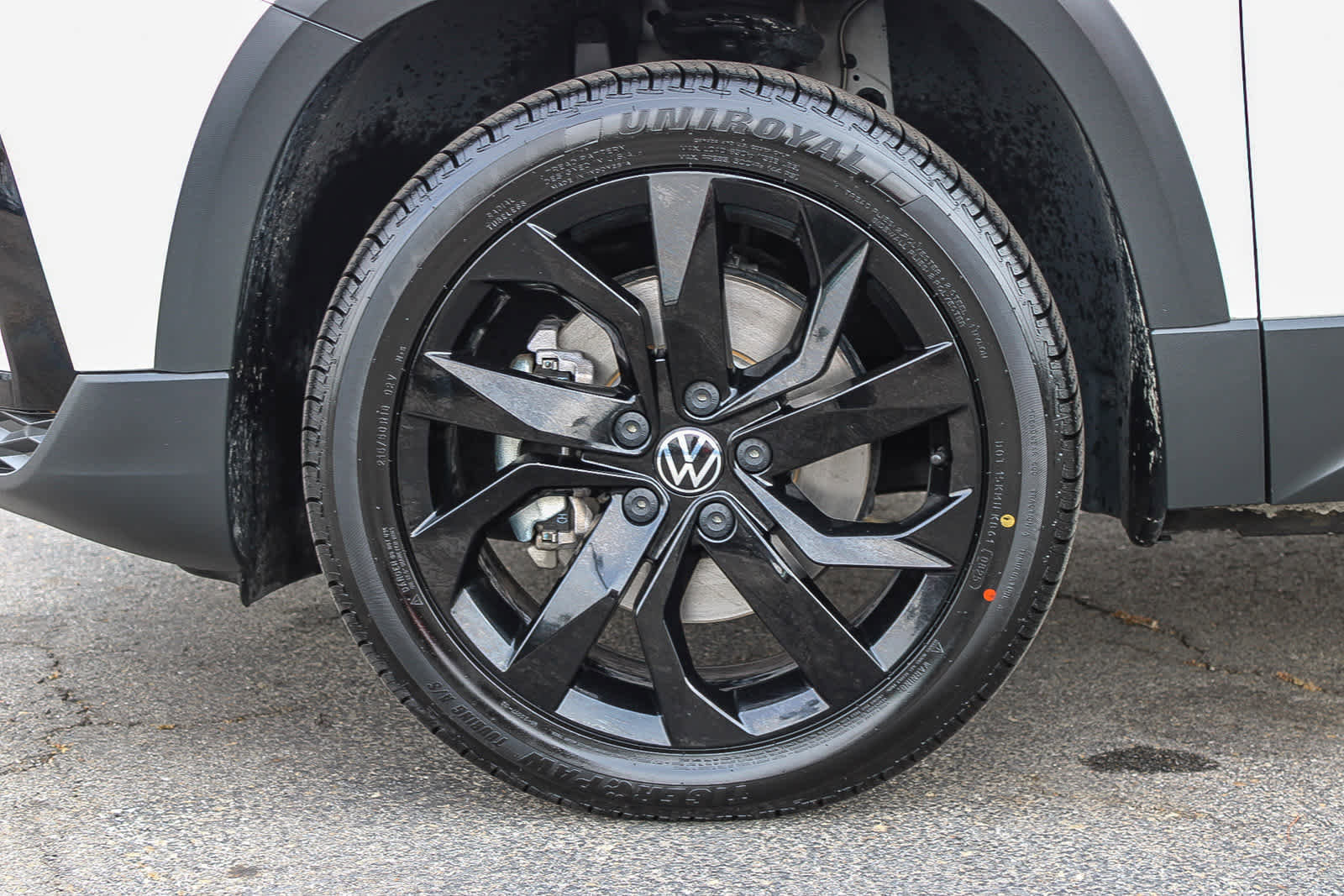Used 2022 Volkswagen Taos SE w/ Panoramic Sunroof Package FWD image 11