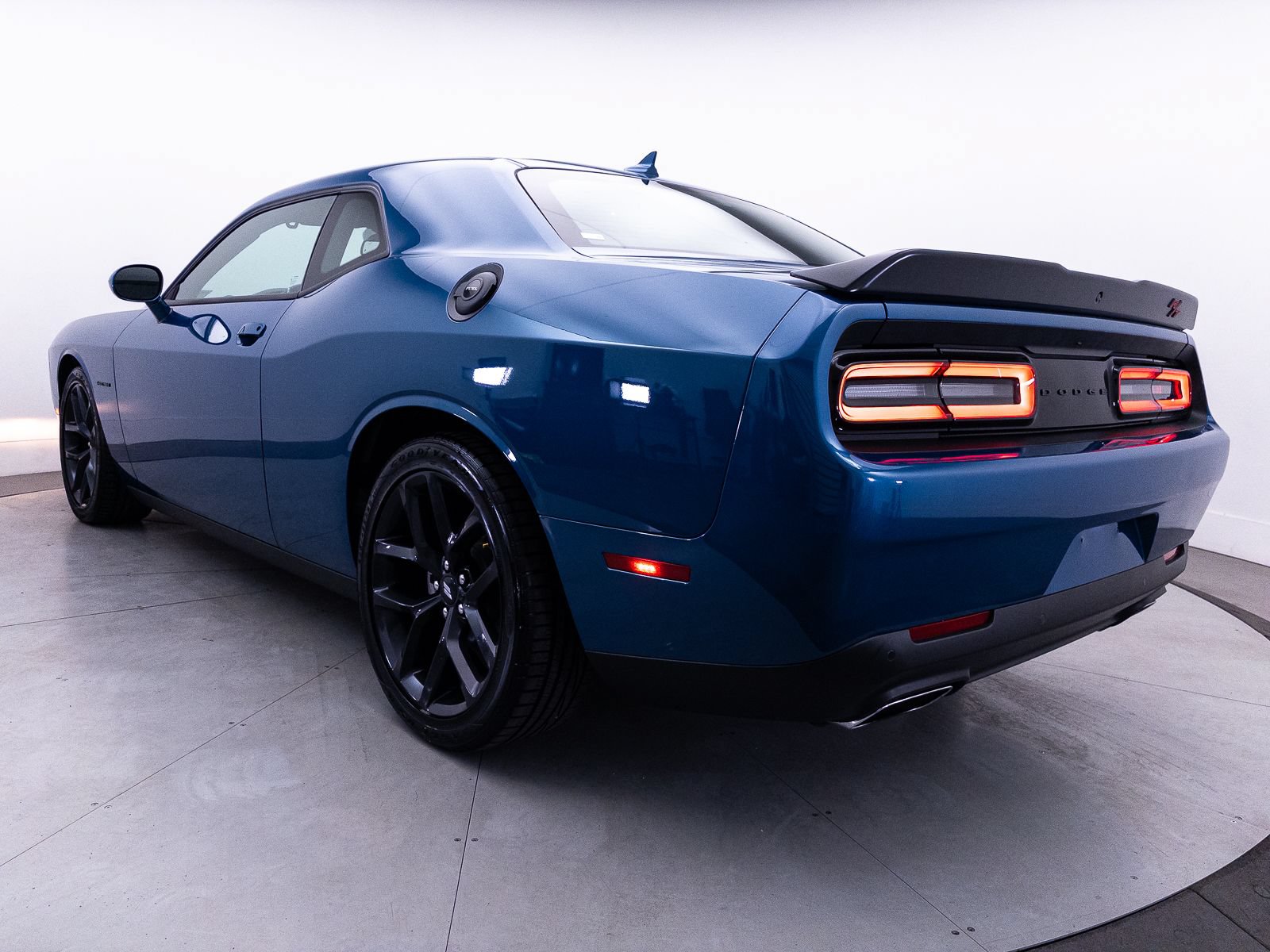 Used 2021 Dodge Challenger R/T w/ Driver Convenience Group RWD image 17