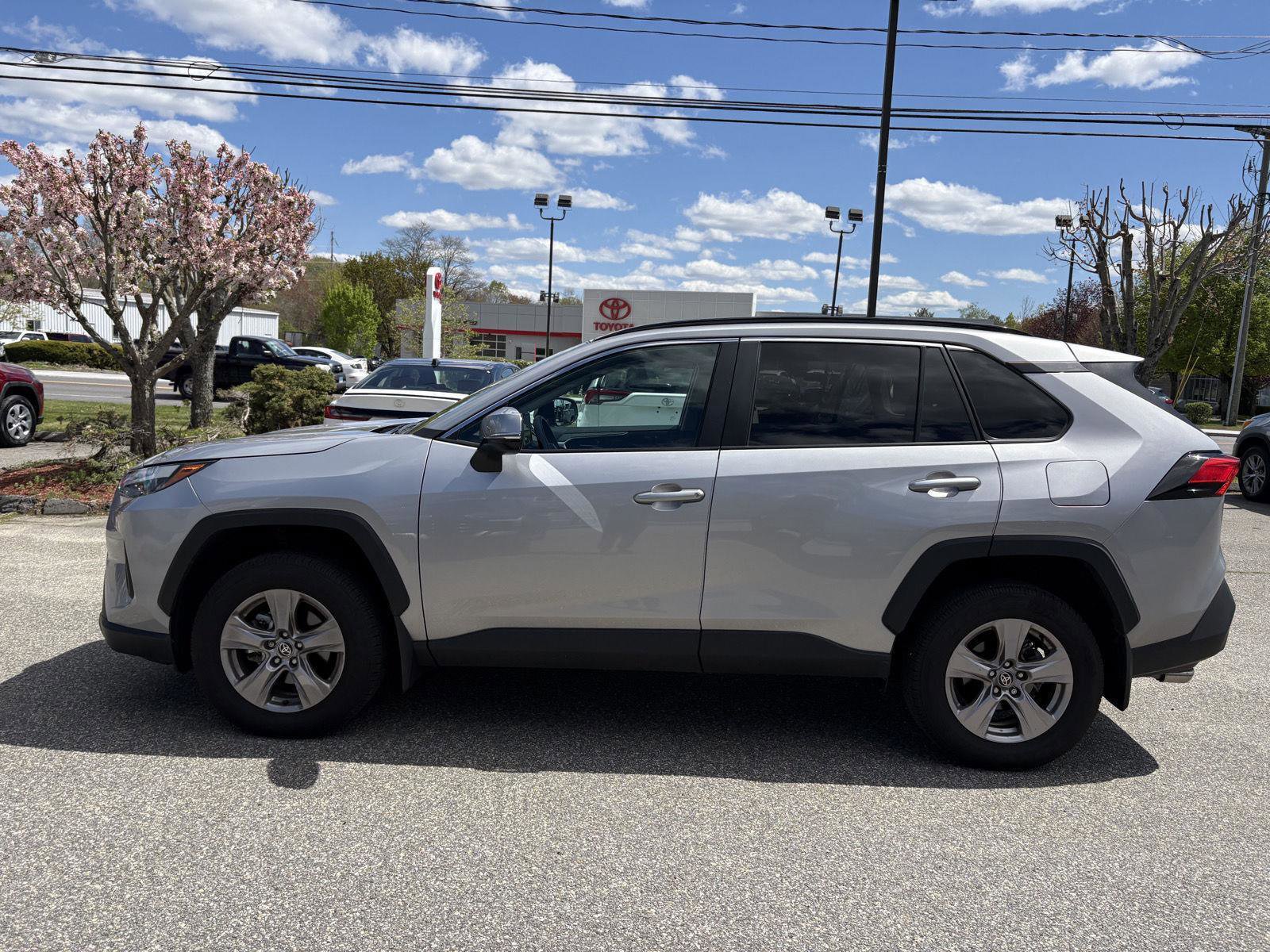 Used 2025 Toyota RAV4 XLE AWD/4WD image 4