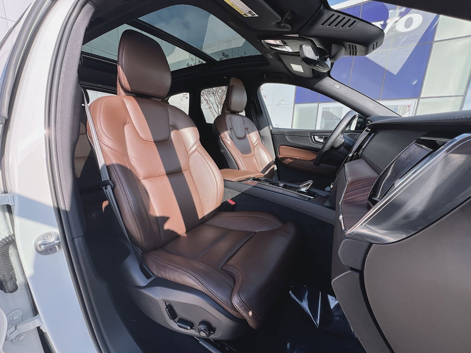 Certified 2023 Volvo XC60 B5 Ultimate w/ Protection Package Premier image 26