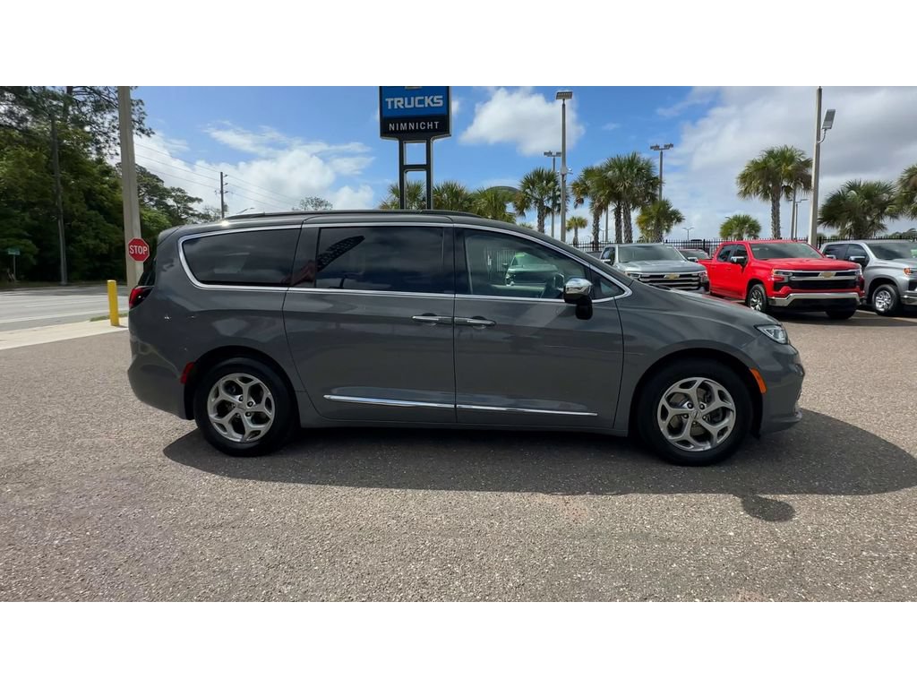 Used 2023 Chrysler Pacifica Limited FWD image 9