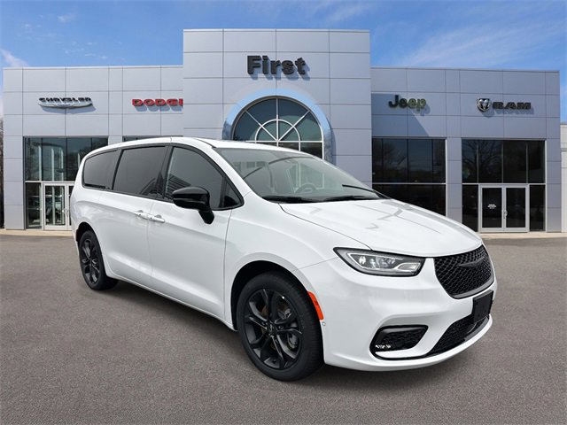 New 2026 Chrysler Pacifica Select