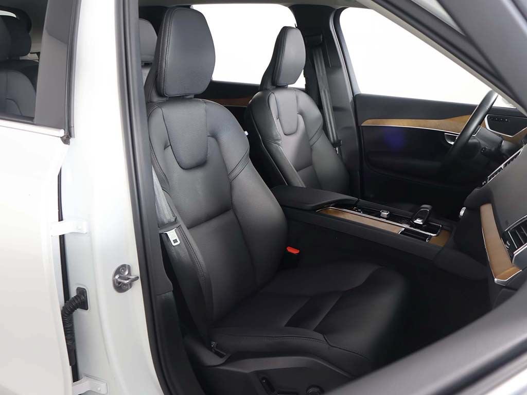 Used 2025 Volvo XC90 B5 Plus AWD/4WD image 35