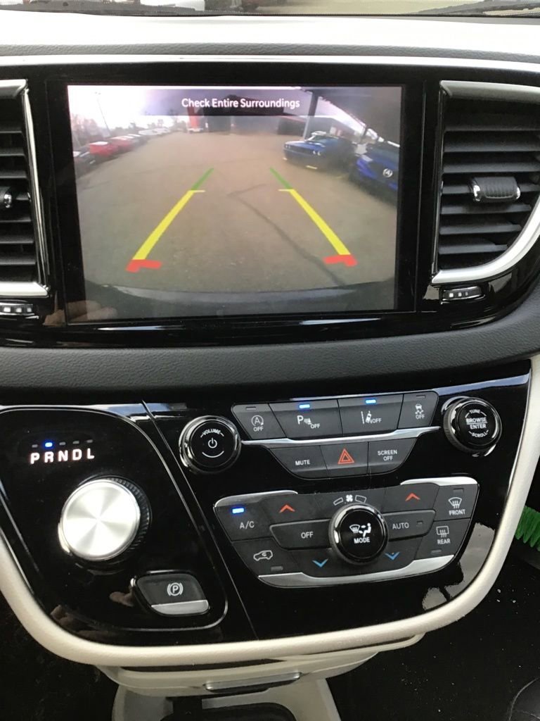 Used 2023 Chrysler Pacifica Touring-L image 10