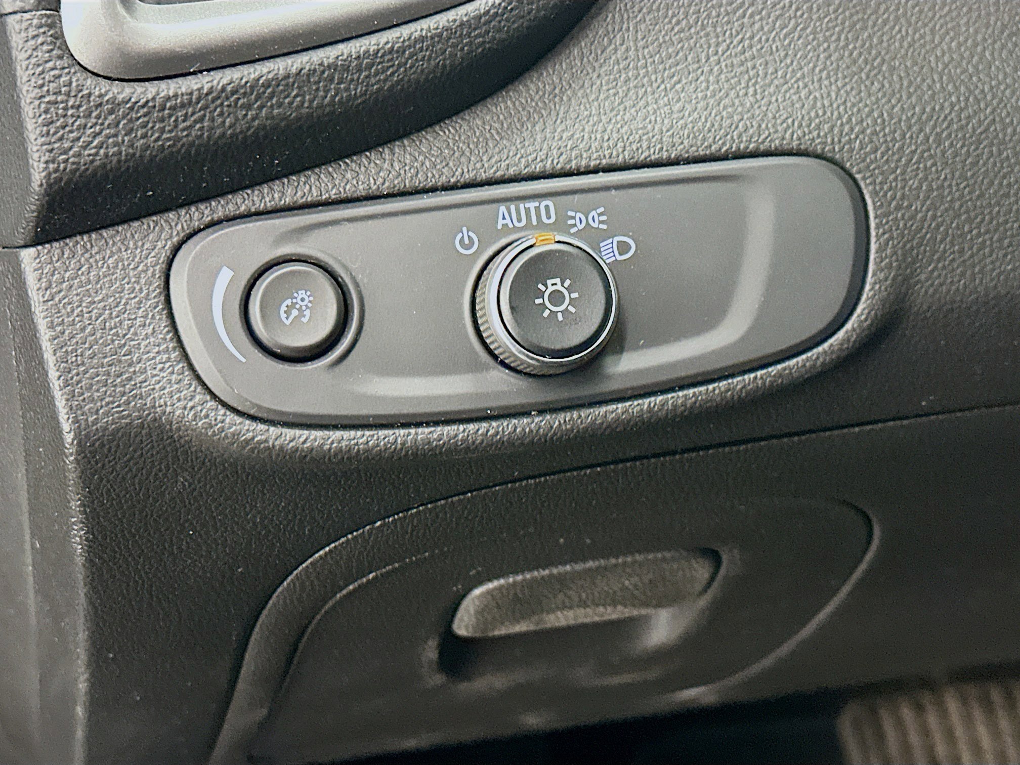 Used 2021 Chevrolet Trax LT w/ LT Convenience Package image 17