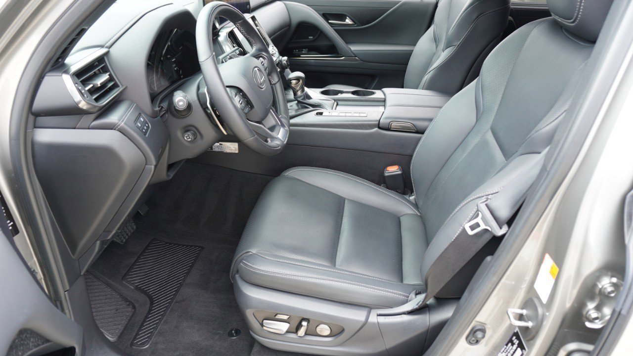 Used 2024 Lexus LX 600 4WD w/ Luxury Package image 13