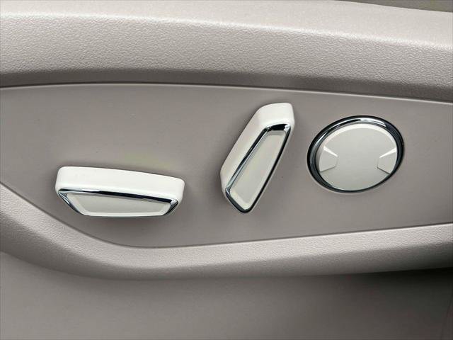 Used 2023 Lincoln Nautilus Reserve AWD/4WD image 21