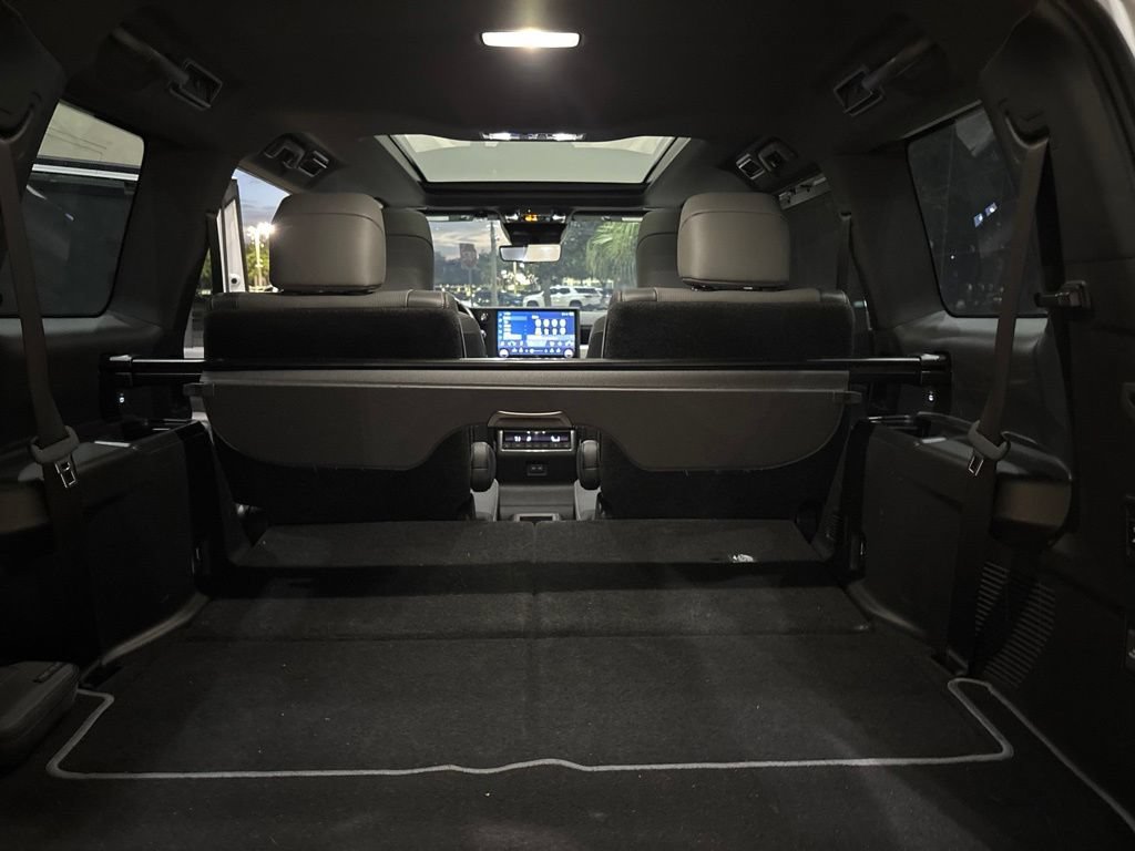 Used 2024 Lexus GX 550 w/ Accessory Package (Z1) AWD/4WD image 11
