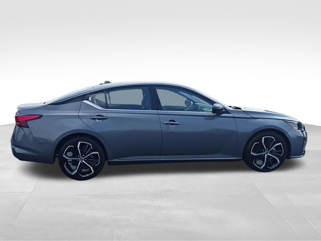 Used 2024 Nissan Altima 2.5 SR FWD image 9