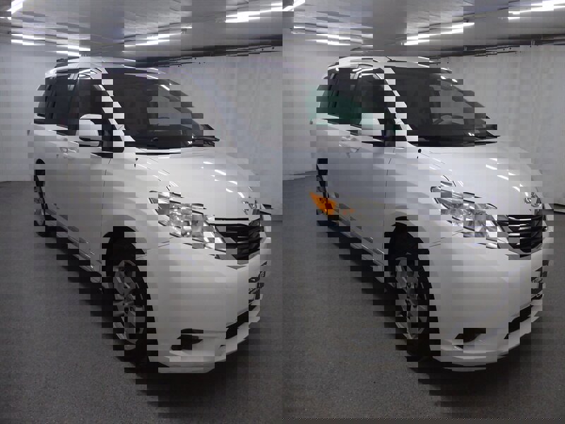 Used 2014 Toyota Sienna LE image 1