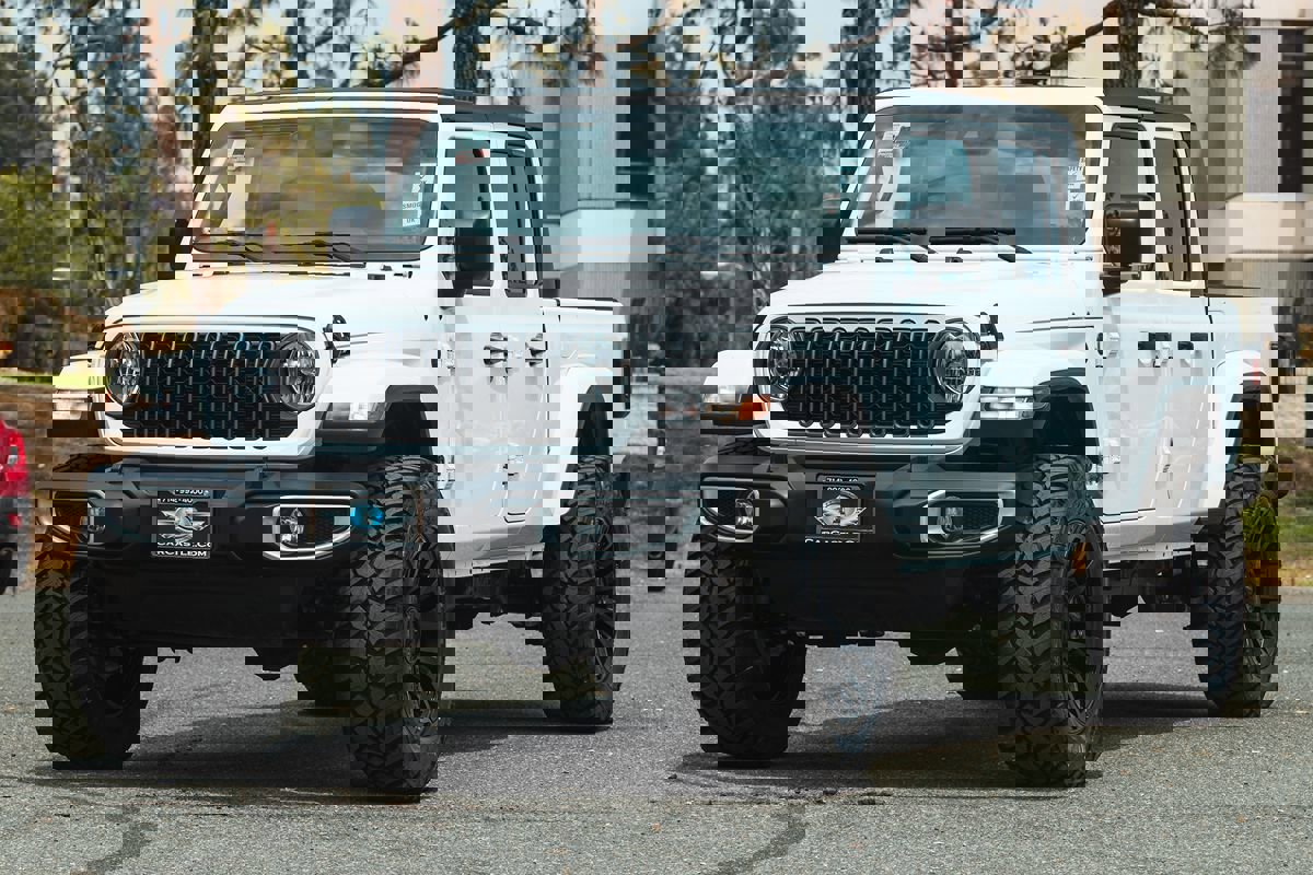 Used 2024 Jeep Gladiator Sport image 9