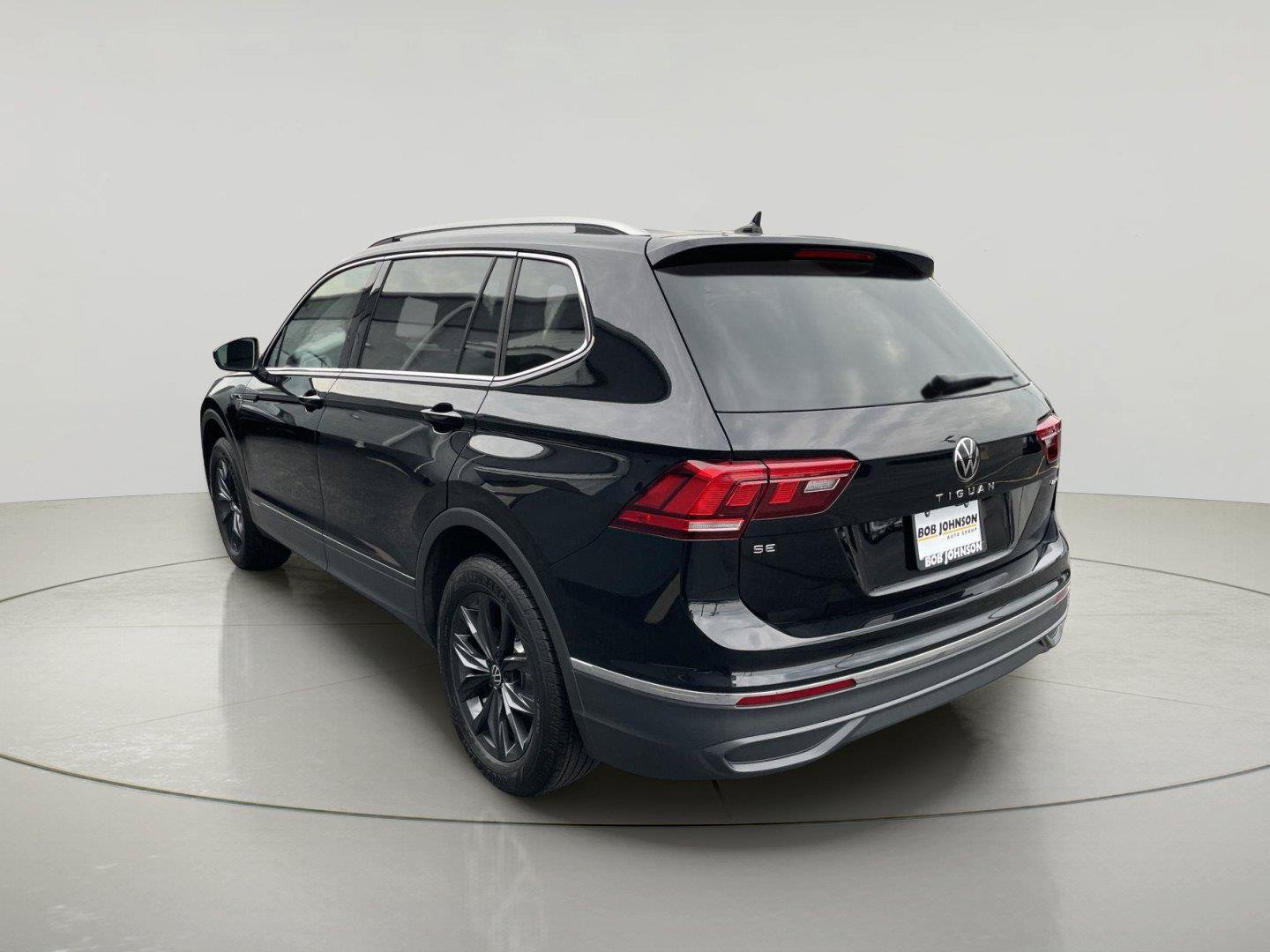 Used 2024 Volkswagen Tiguan SE w/ Panoramic Sunroof Package AWD/4WD image 5
