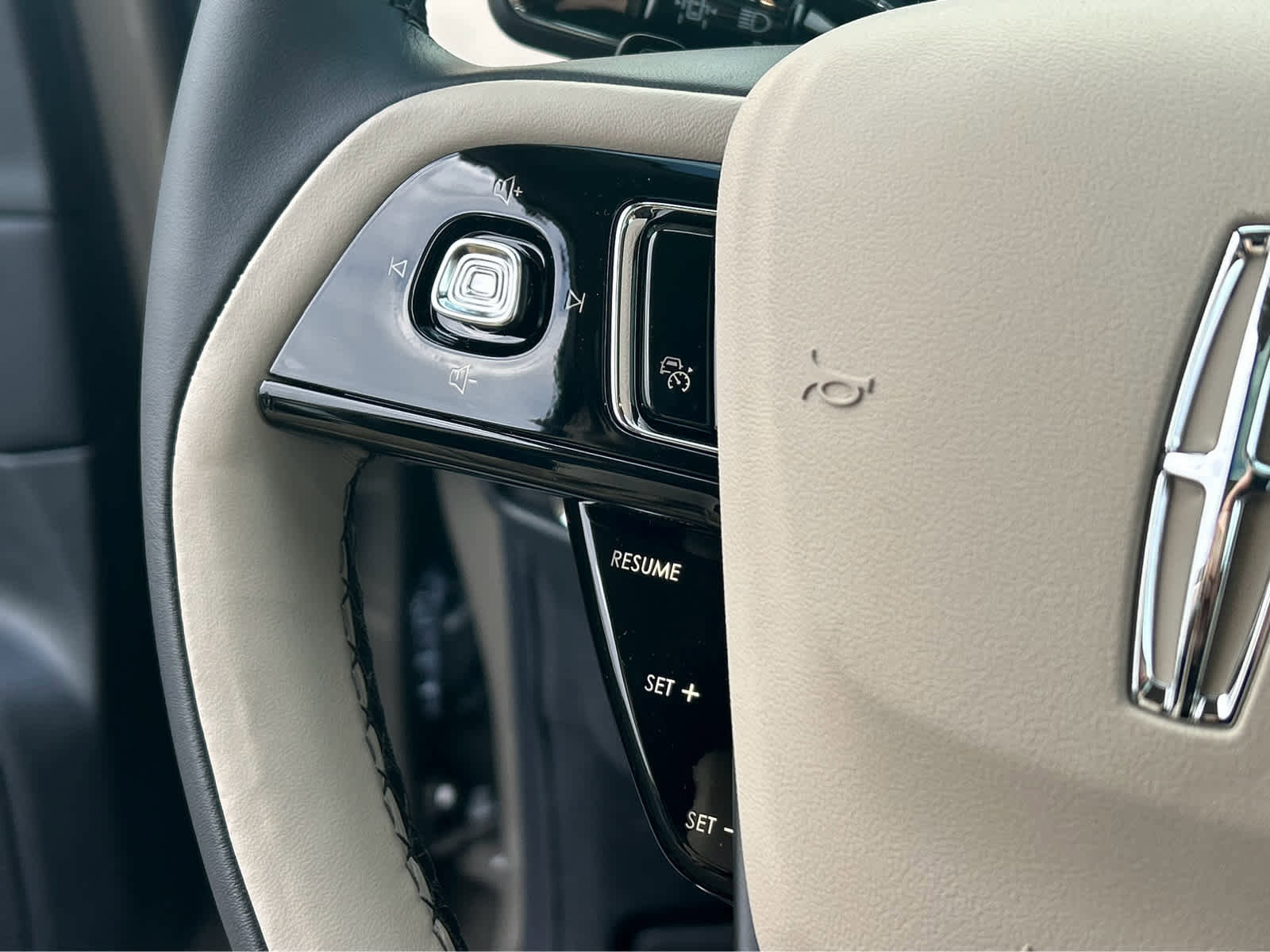 Used 2025 Lincoln Corsair Grand Touring image 29