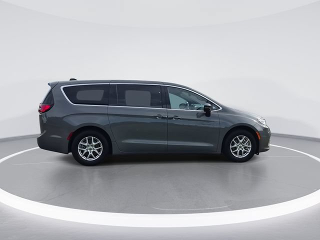 Used 2025 Chrysler Pacifica Select FWD image 8