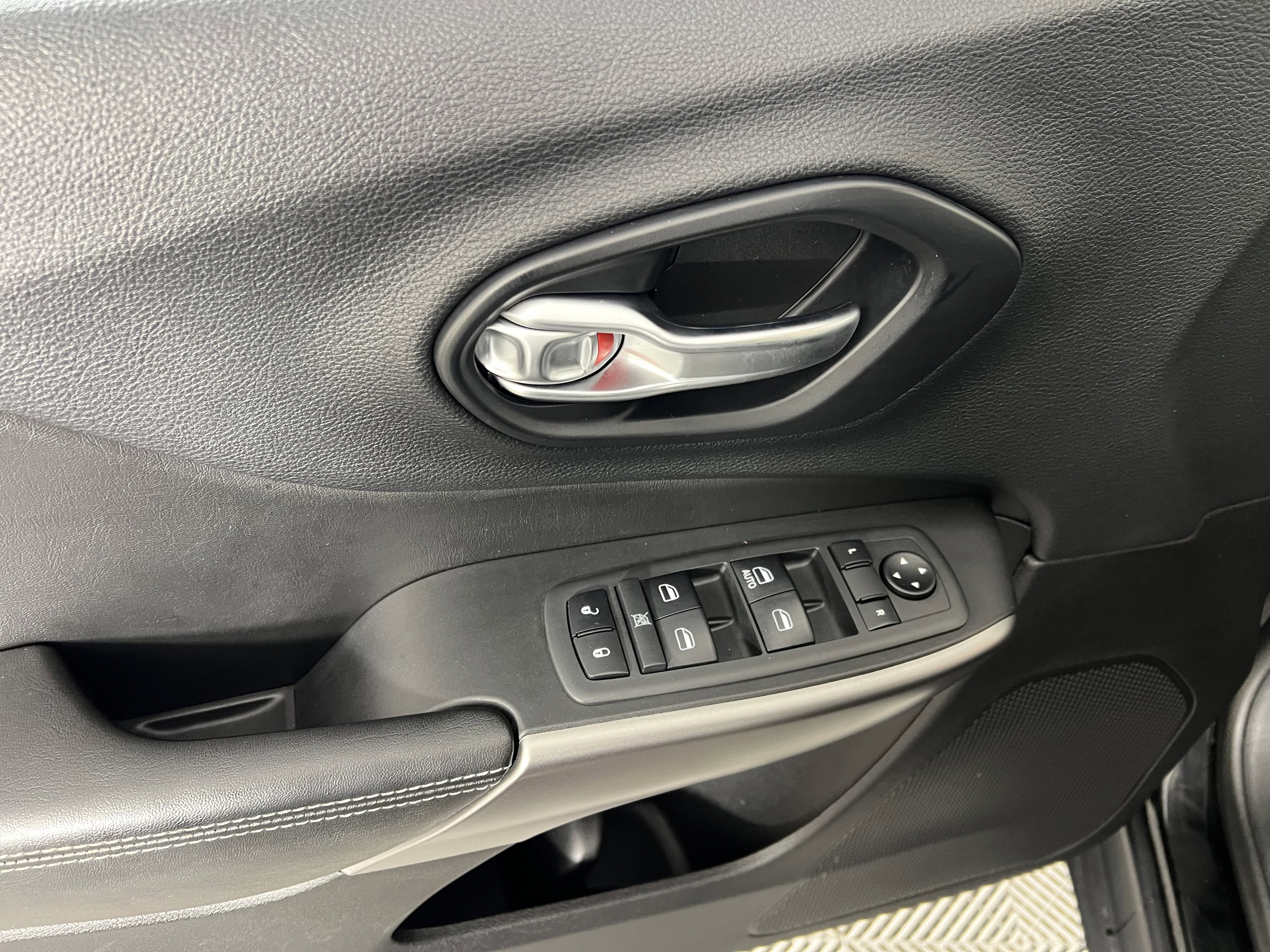 Used 2019 Jeep Cherokee Latitude w/ Popular Appearance Group image 18