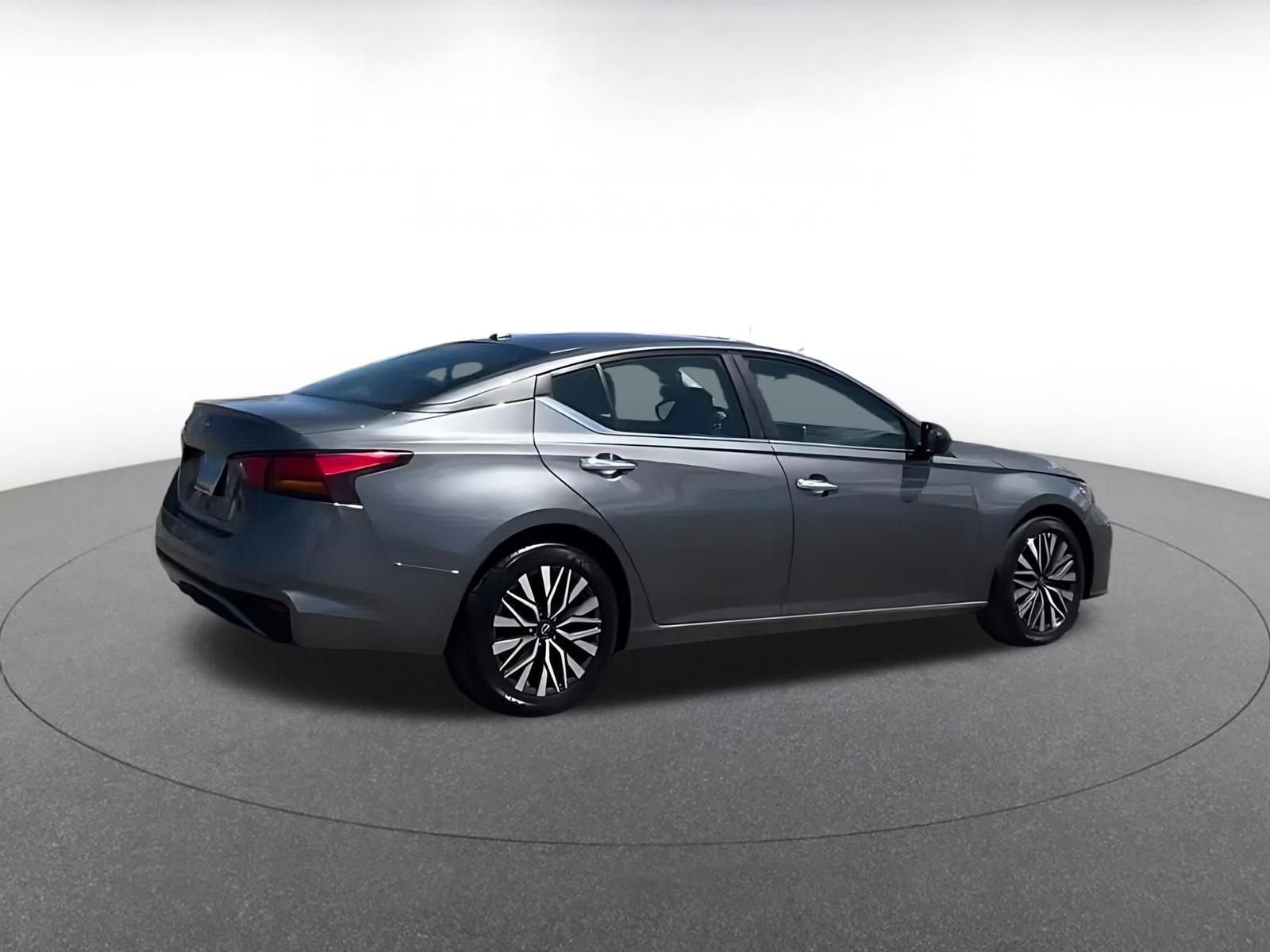 Used 2025 Nissan Altima 2.5 SV FWD image 10