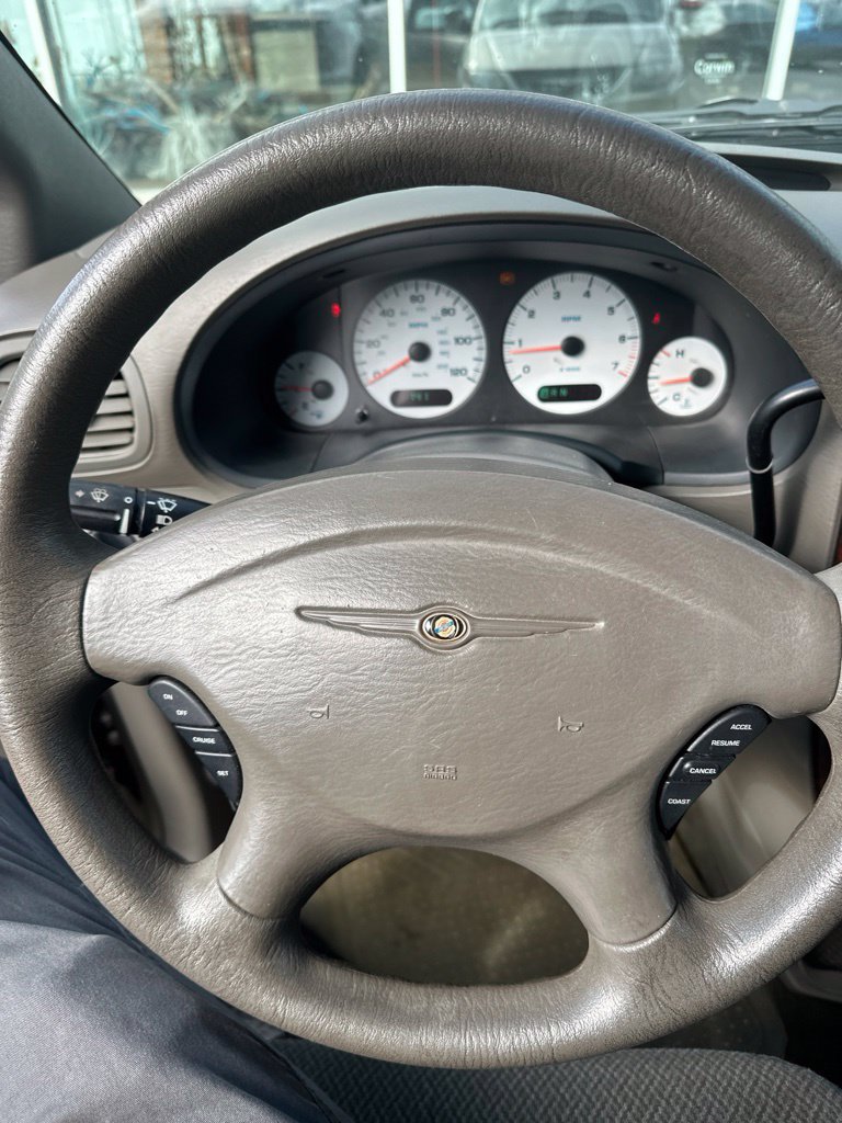 Used 2004 Chrysler Town & Country LX w/ Popular Equipment Group FWD image 11