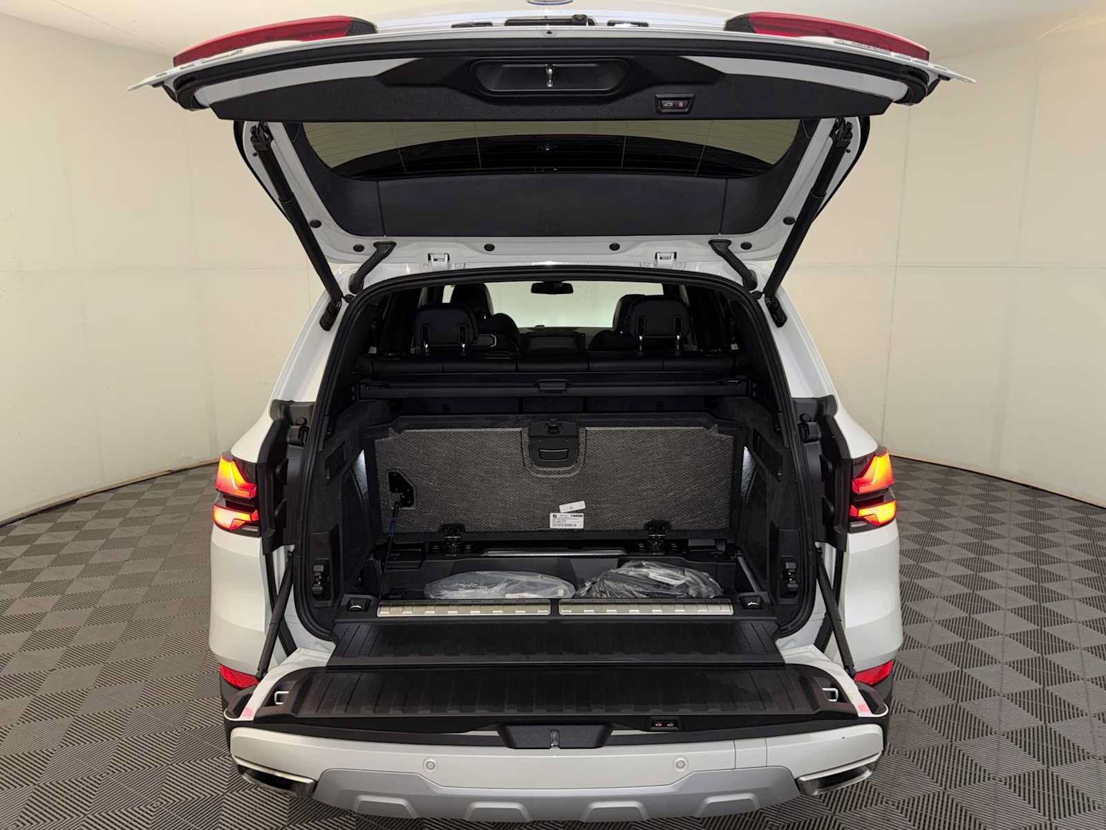 Used 2024 BMW X5 xDrive50e w/ Parking Assistance Package AWD/4WD image 23