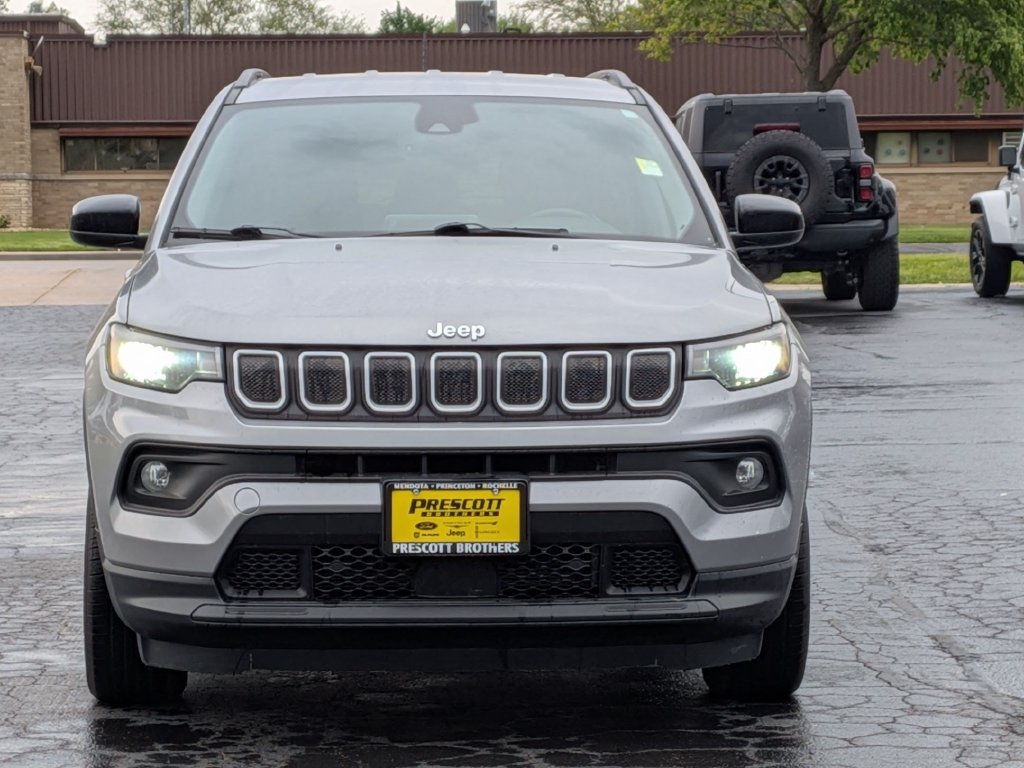 Used 2022 Jeep Compass Latitude w/ Convenience Group AWD/4WD image 2